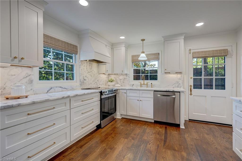 1833 Banking Street # B6 Property Photo 9