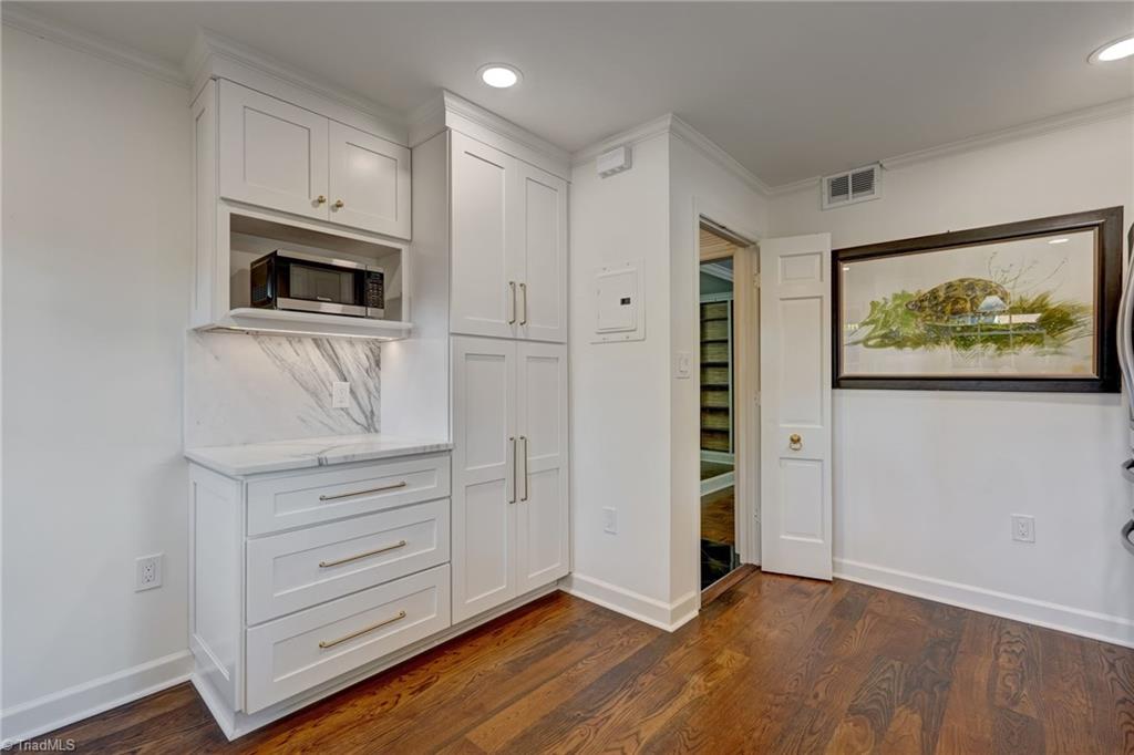 1833 Banking Street # B6 Property Photo 11