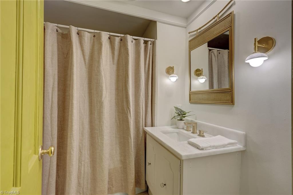 1833 Banking Street # B6 Property Photo 16