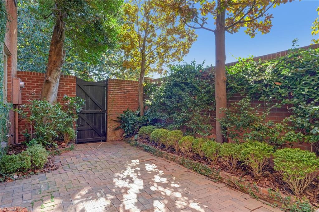 1833 Banking Street # B6 Property Photo 28