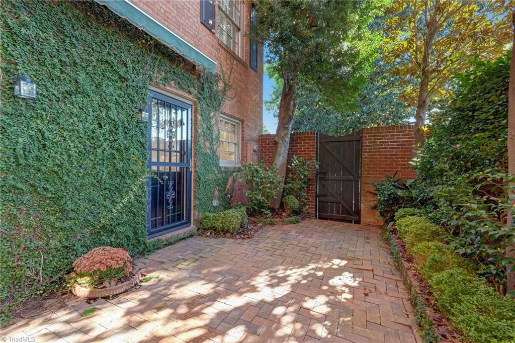 1833 Banking Street # B6 Property Photo 29