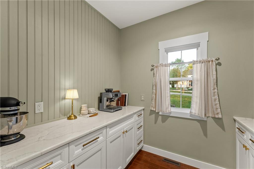 5590 Briar Hollow Lane Property Photo 11