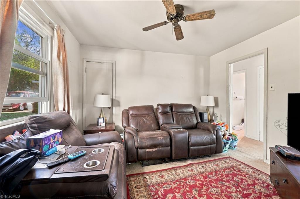903 E Florida Street Property Photo 4