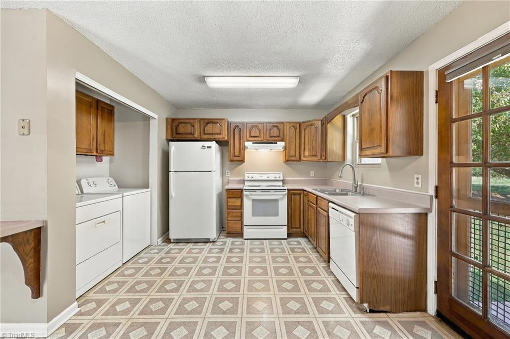 3215 Meadow Lane Property Photo 7