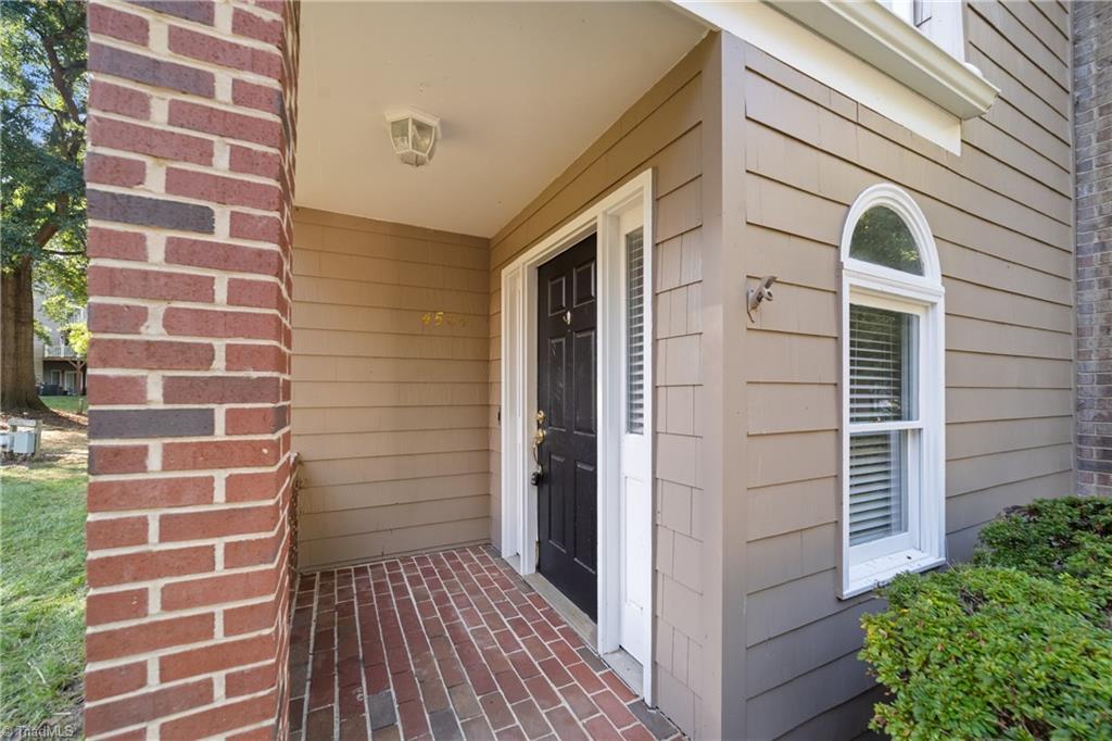 4564 Fernhaven Circle Property Photo 6