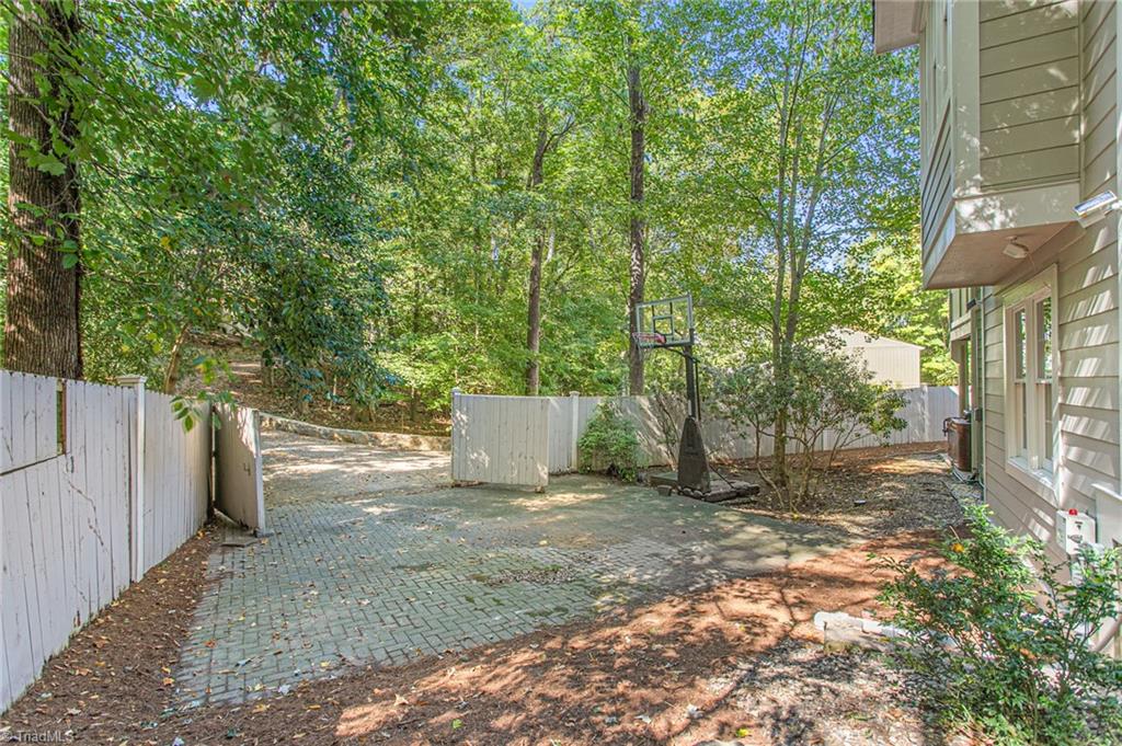 825 E Franklin Street Property Photo 49
