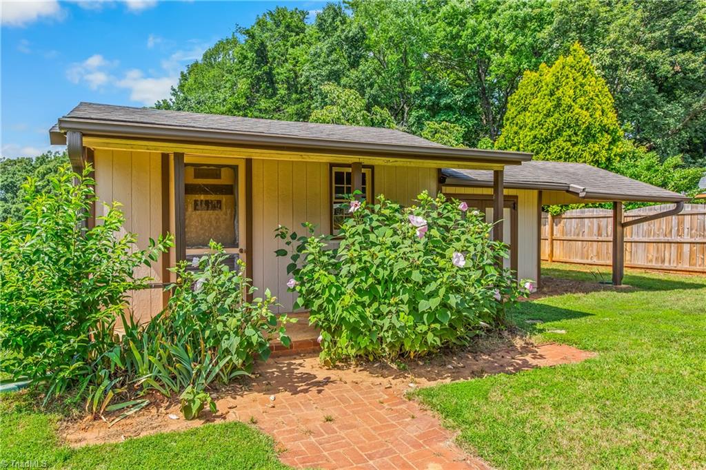 141 Pinelawn Drive Property Photo 6