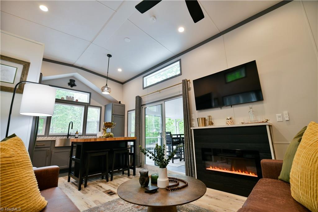 310 Laurelwood Lane Property Photo 8