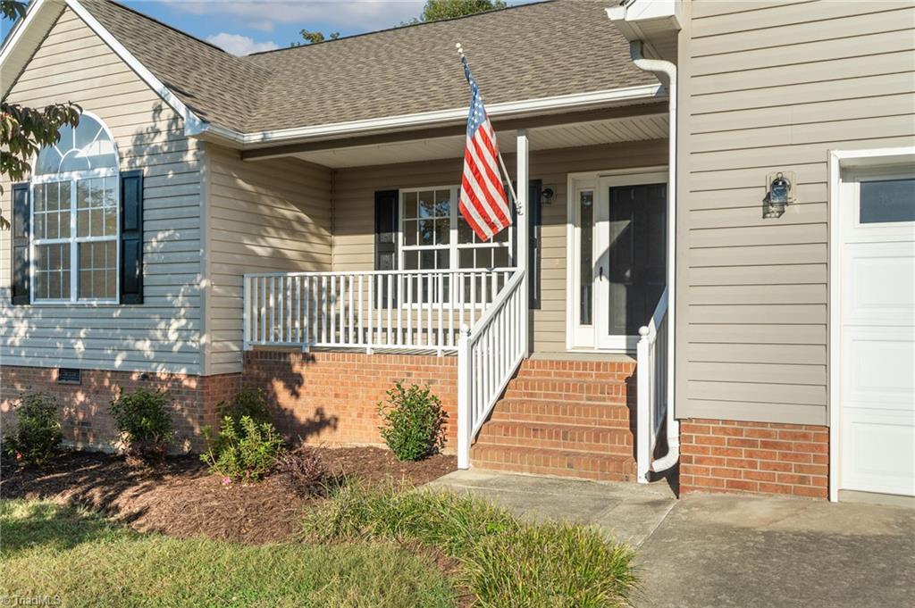 125 Cloverfield Court Property Photo 2