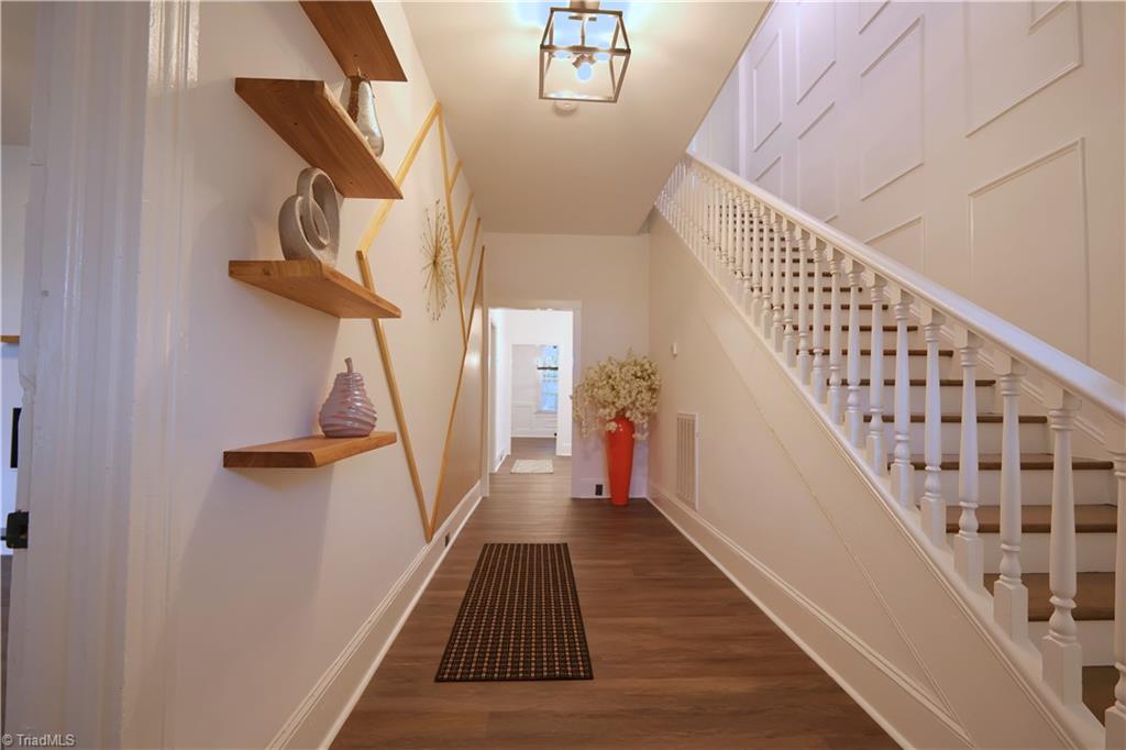 621 Lindsey Street Property Photo 4