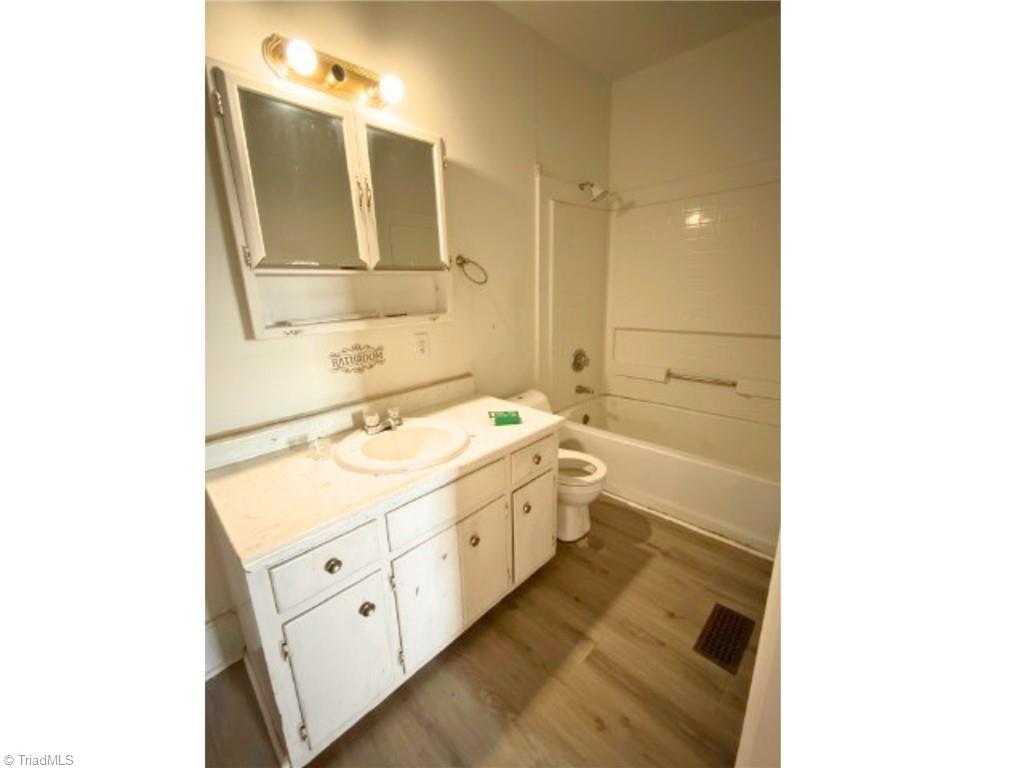 412 Fife Street Property Photo 10