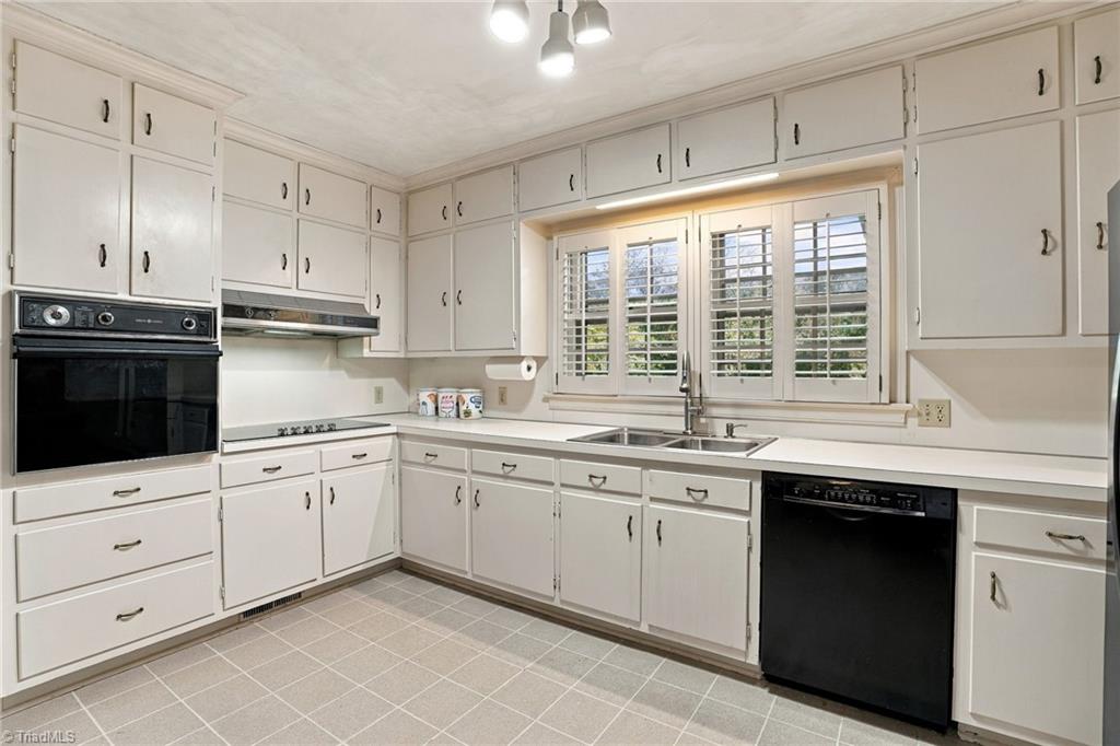 3304 Woodlawn Road Property Photo 8