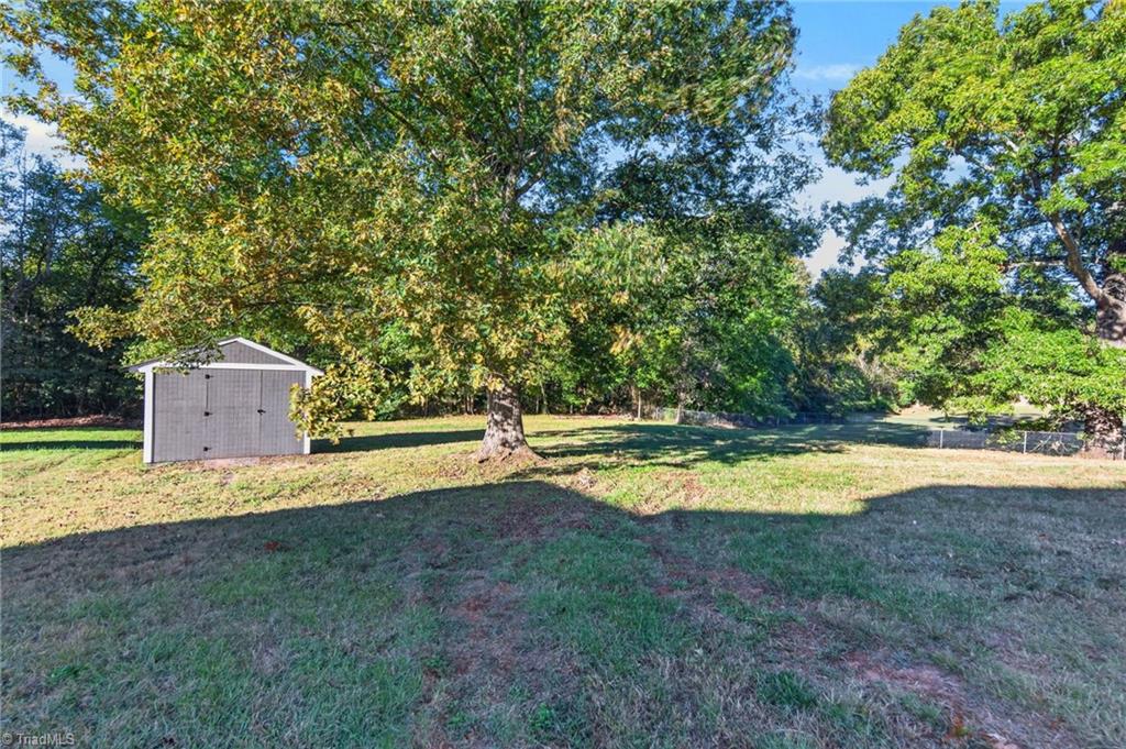 424 Glen Oaks Drive Property Photo 5