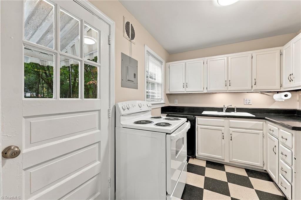 2332 Hiawatha Drive Property Photo 8