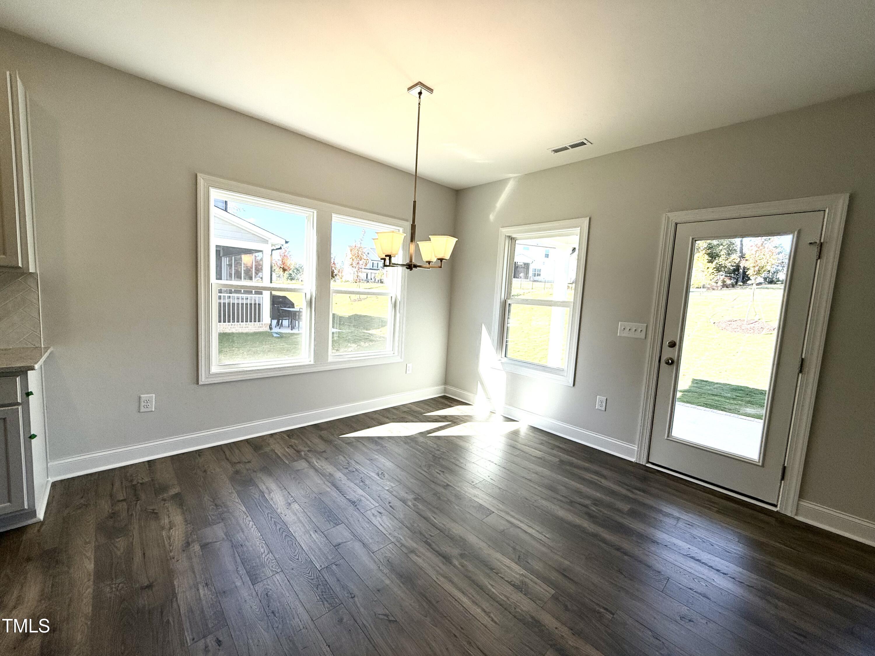 512 Jones Bluff Way Property Photo 6