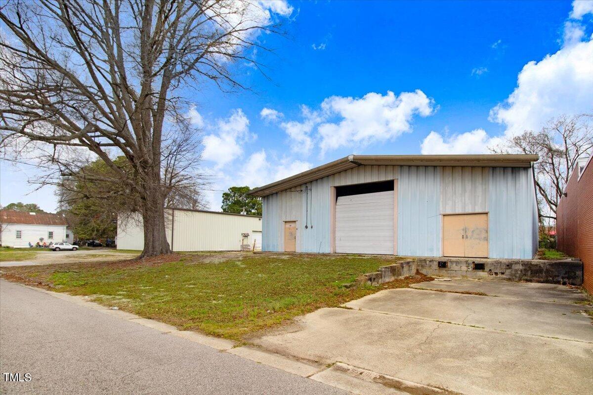 111 Hines Street W Property Photo 9