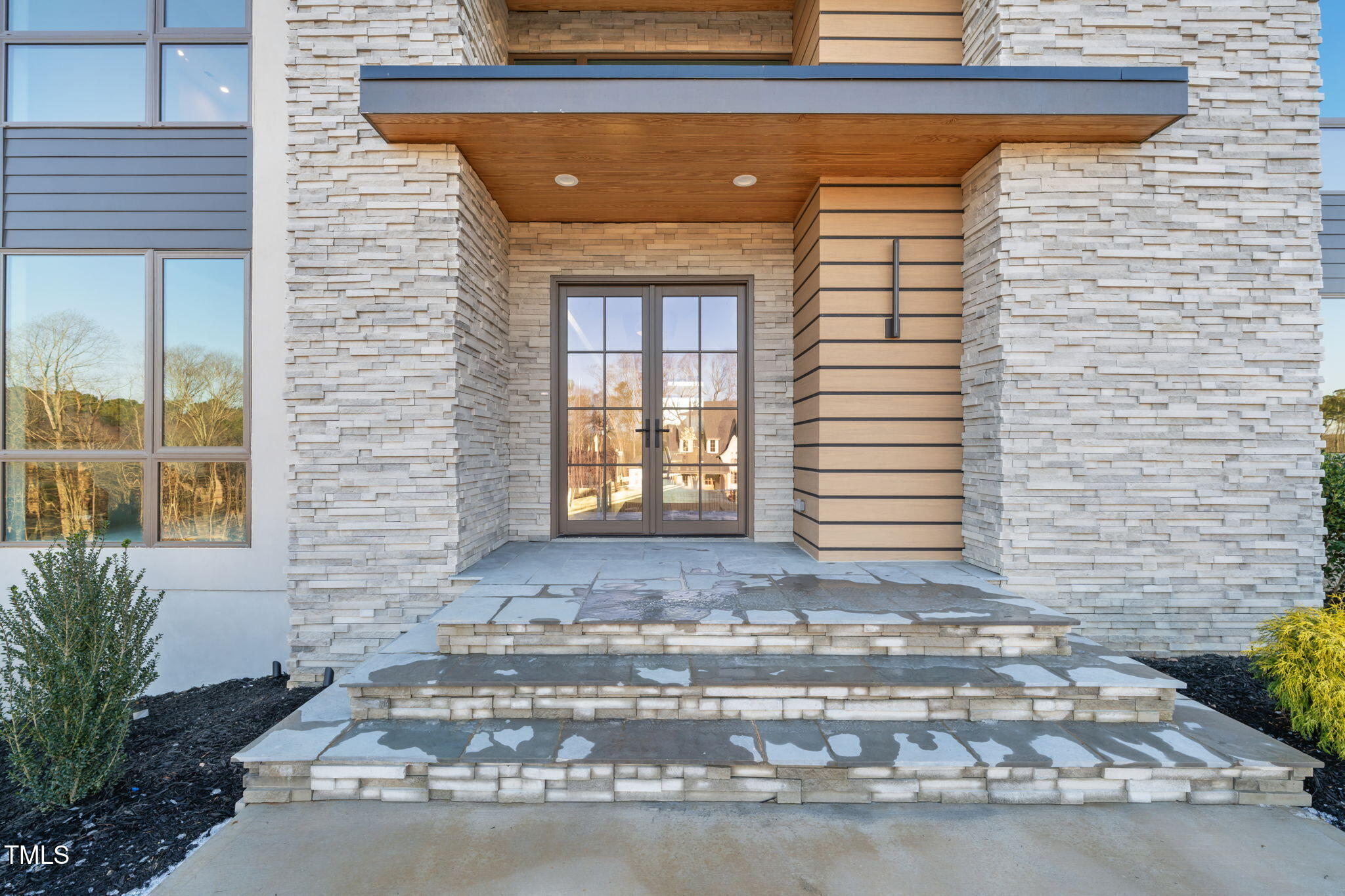 9009 Meadow Pointe Court Property Photo 4