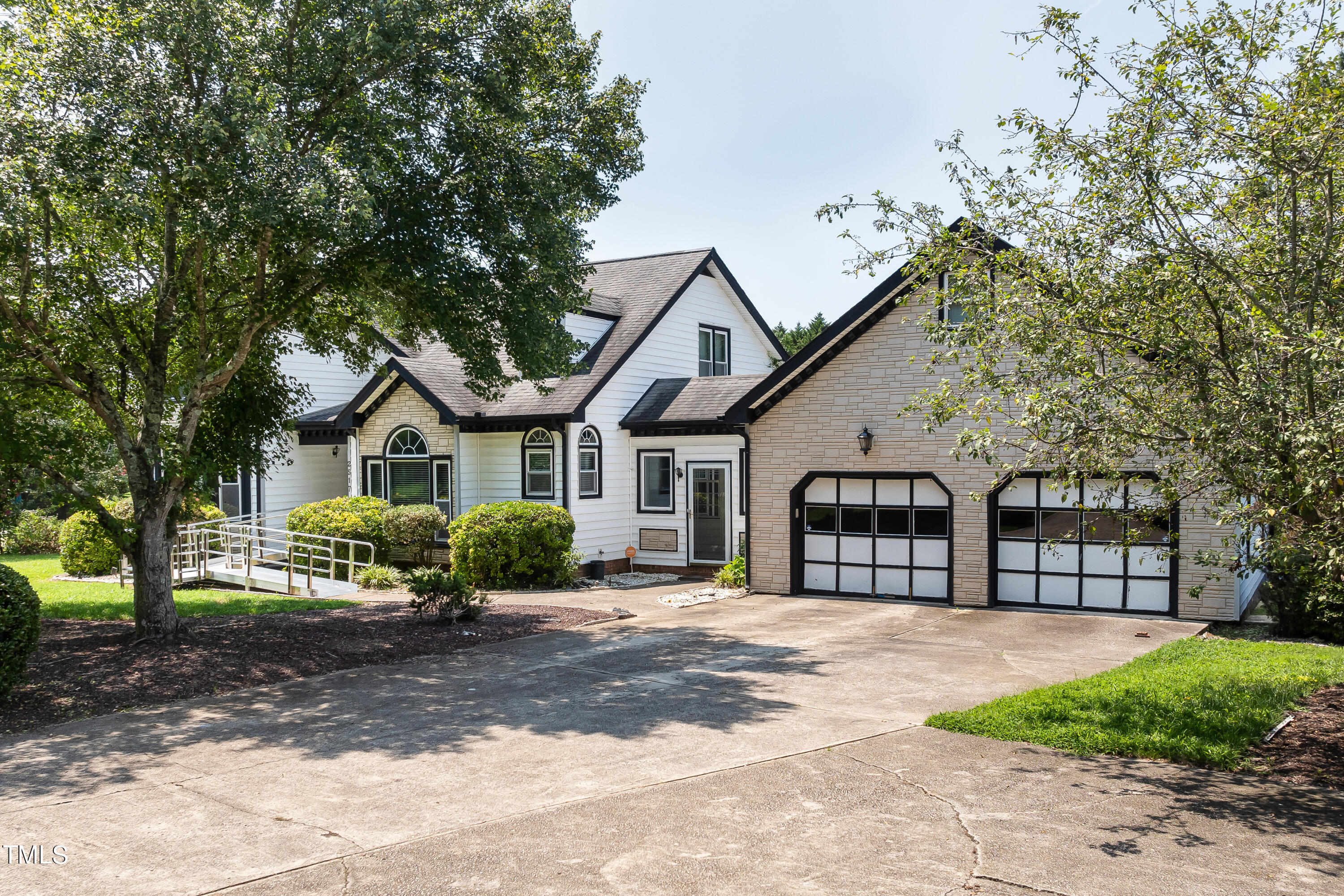 2517 Oakes Plantation Drive Property Photo 1