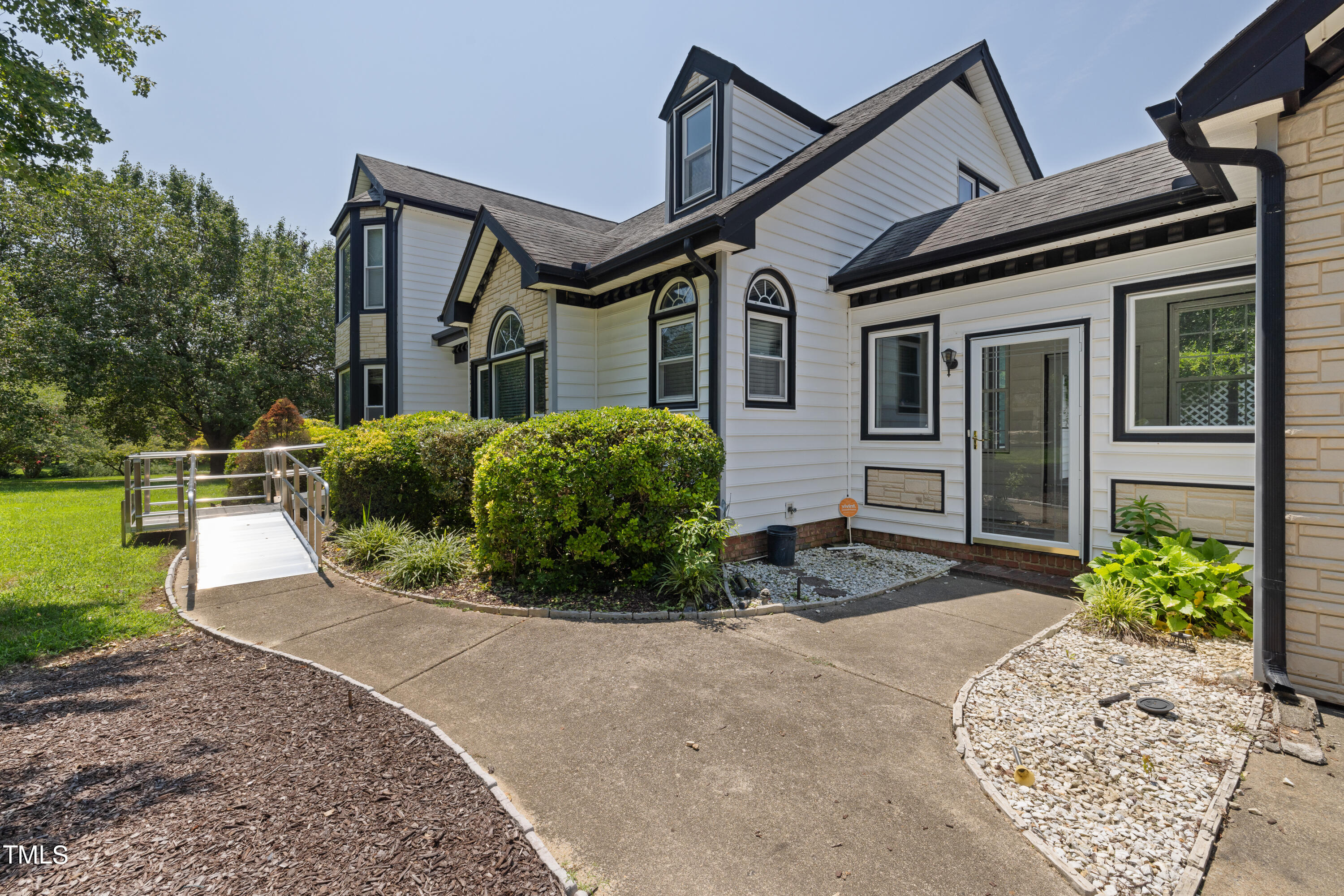 2517 Oakes Plantation Drive Property Photo 4