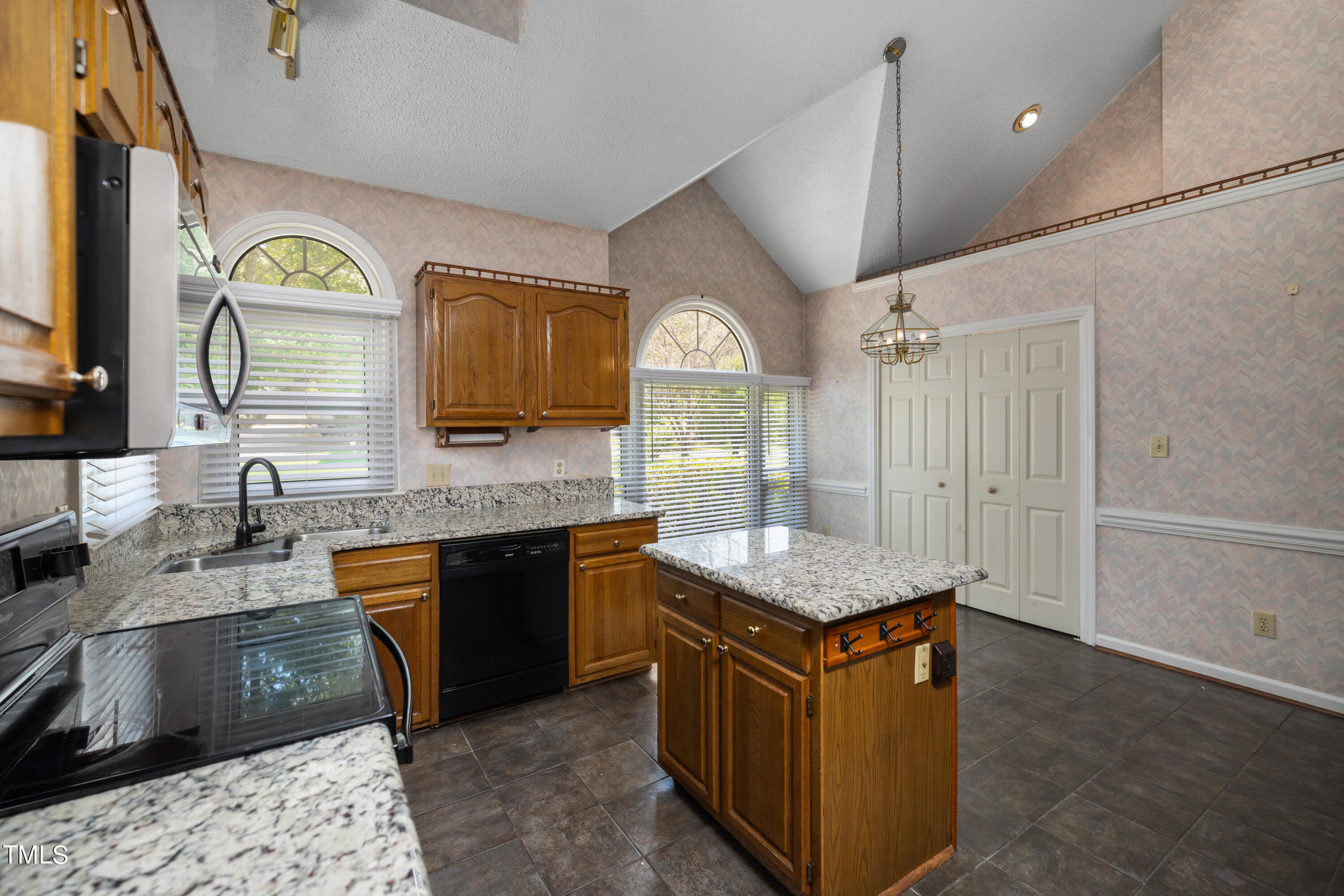 2517 Oakes Plantation Drive Property Photo 8