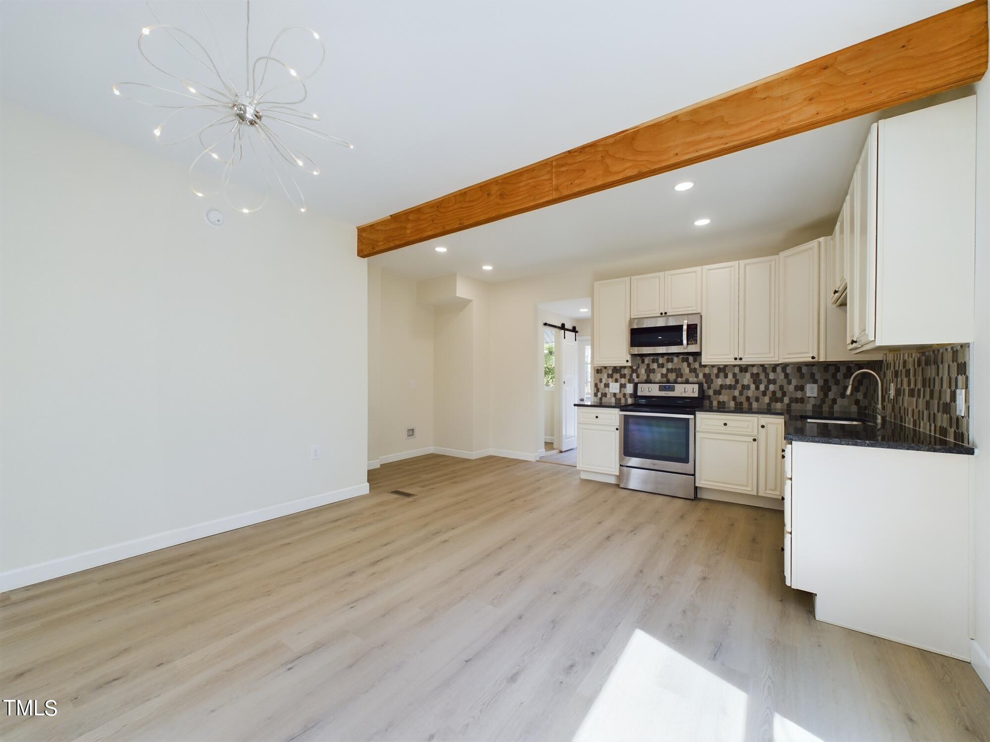 421 E 15th Street 421-423 Property Photo 6