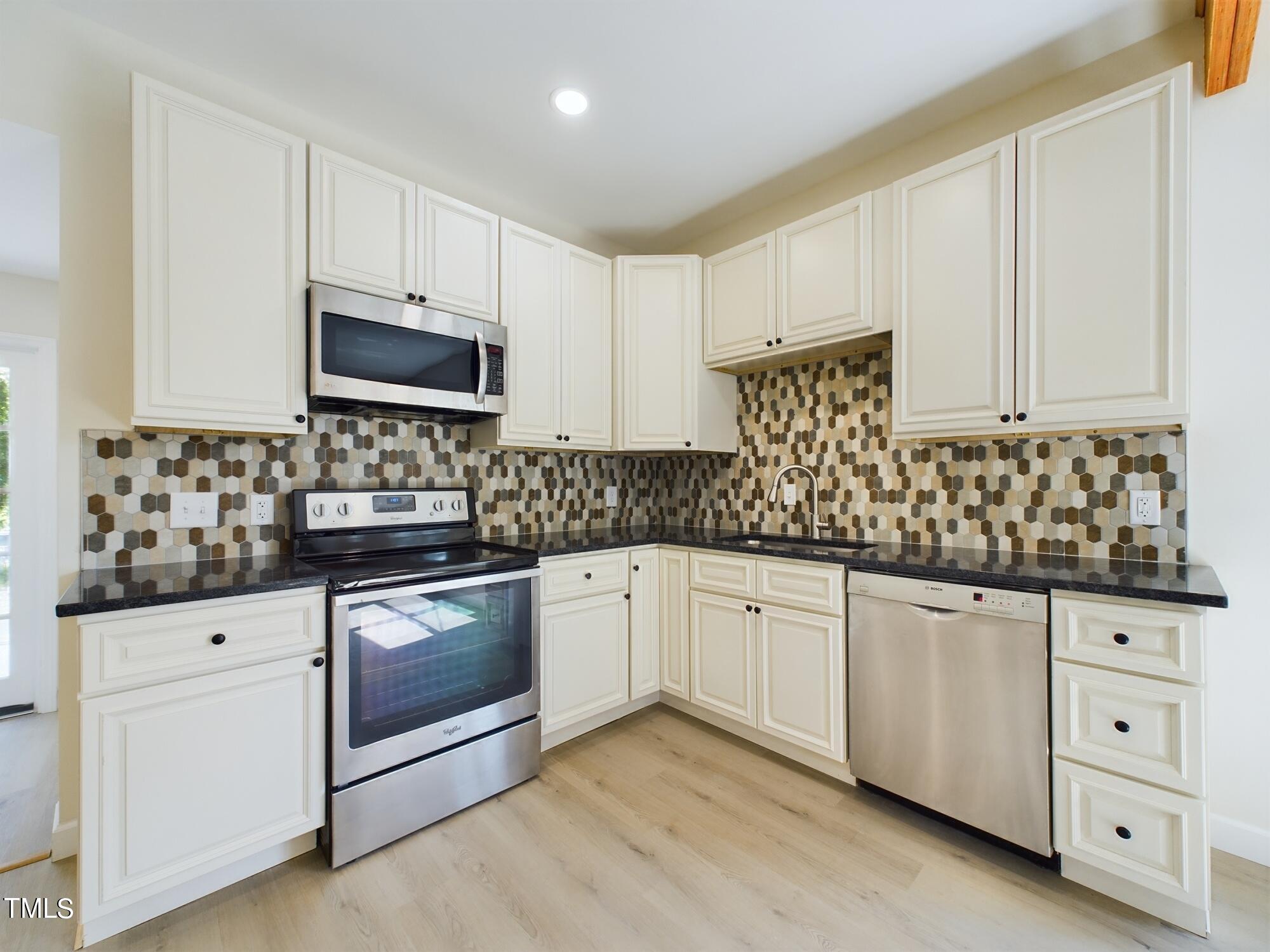 421 E 15th Street 421-423 Property Photo 8