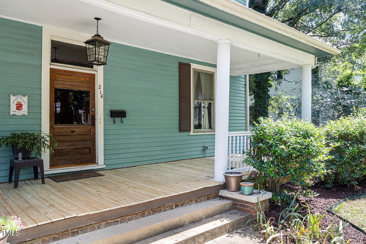 214 College Street Property Photo 3