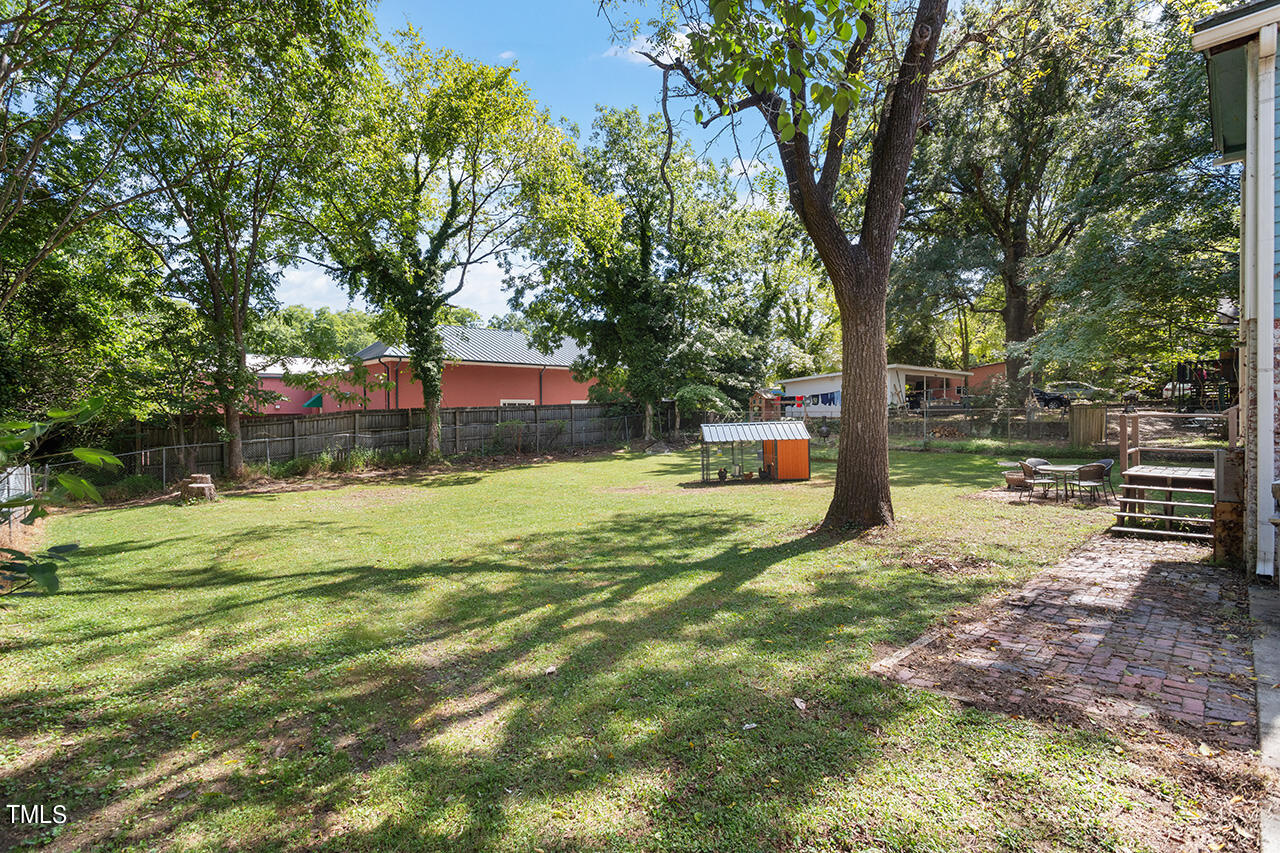 214 College Street Property Photo 5