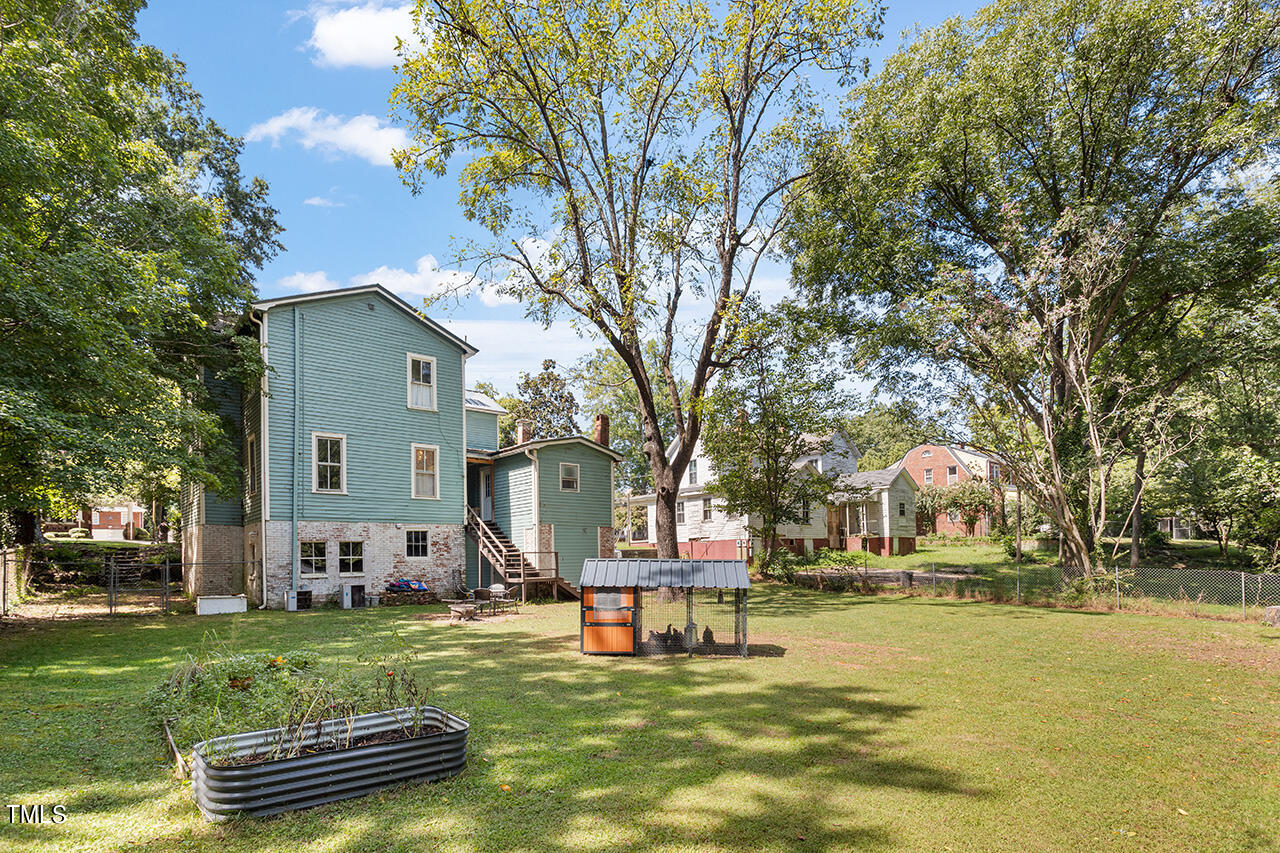 214 College Street Property Photo 6