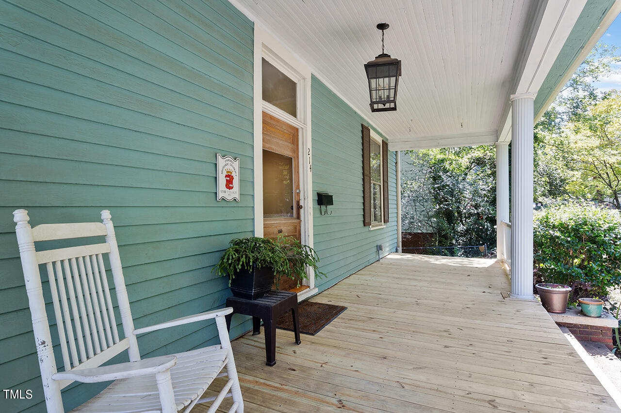 214 College Street Property Photo 7