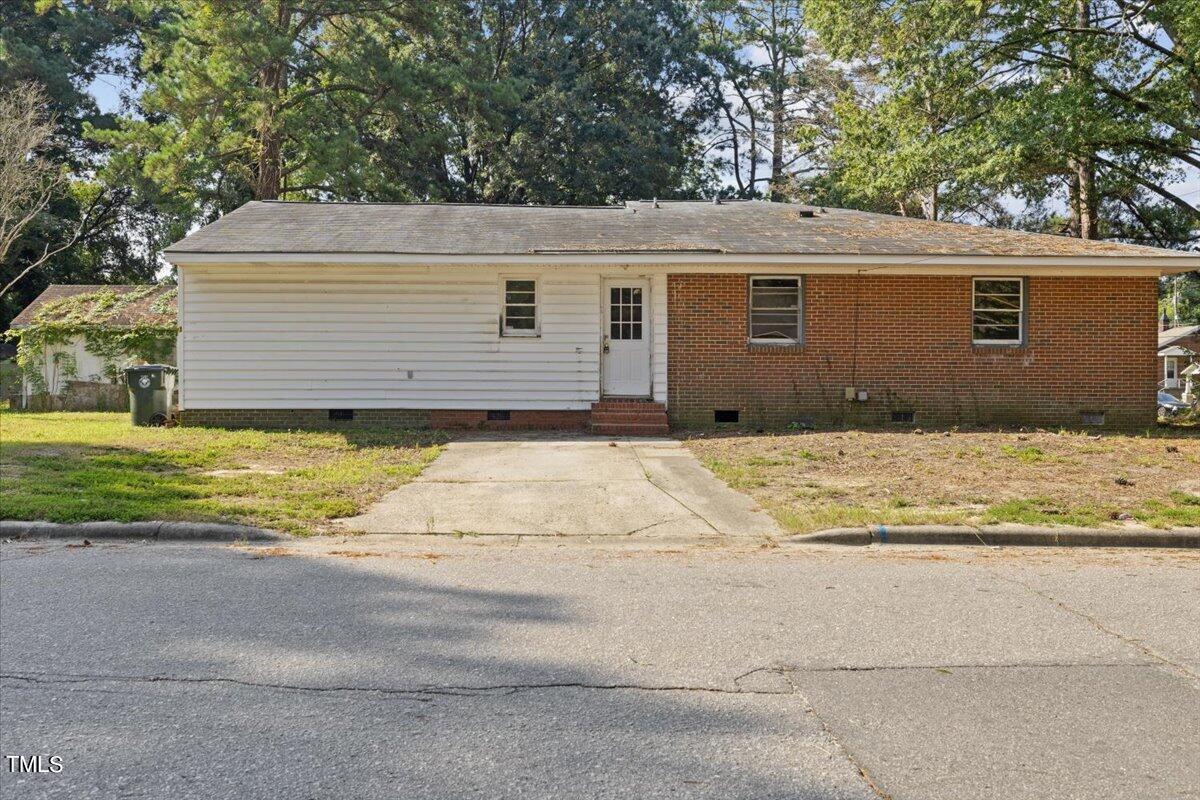 308 Forrest Road W Property Photo