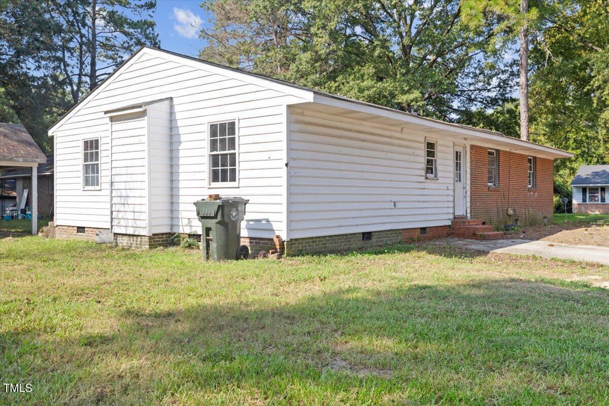 308 Forrest Road W Property Photo 3