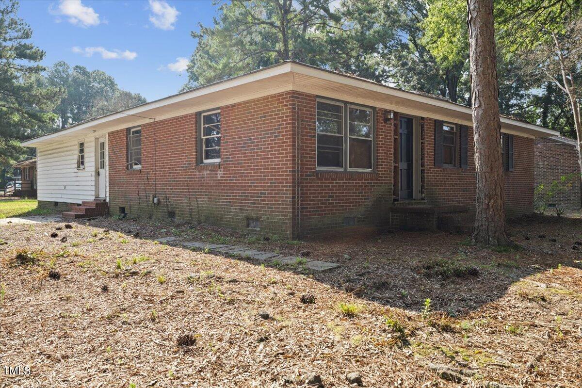 308 Forrest Road W Property Photo 4