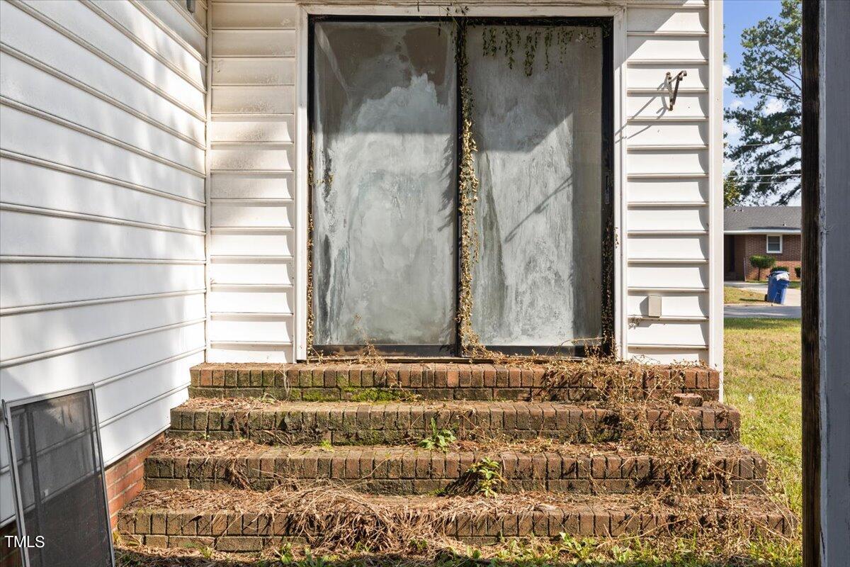 308 Forrest Road W Property Photo 8