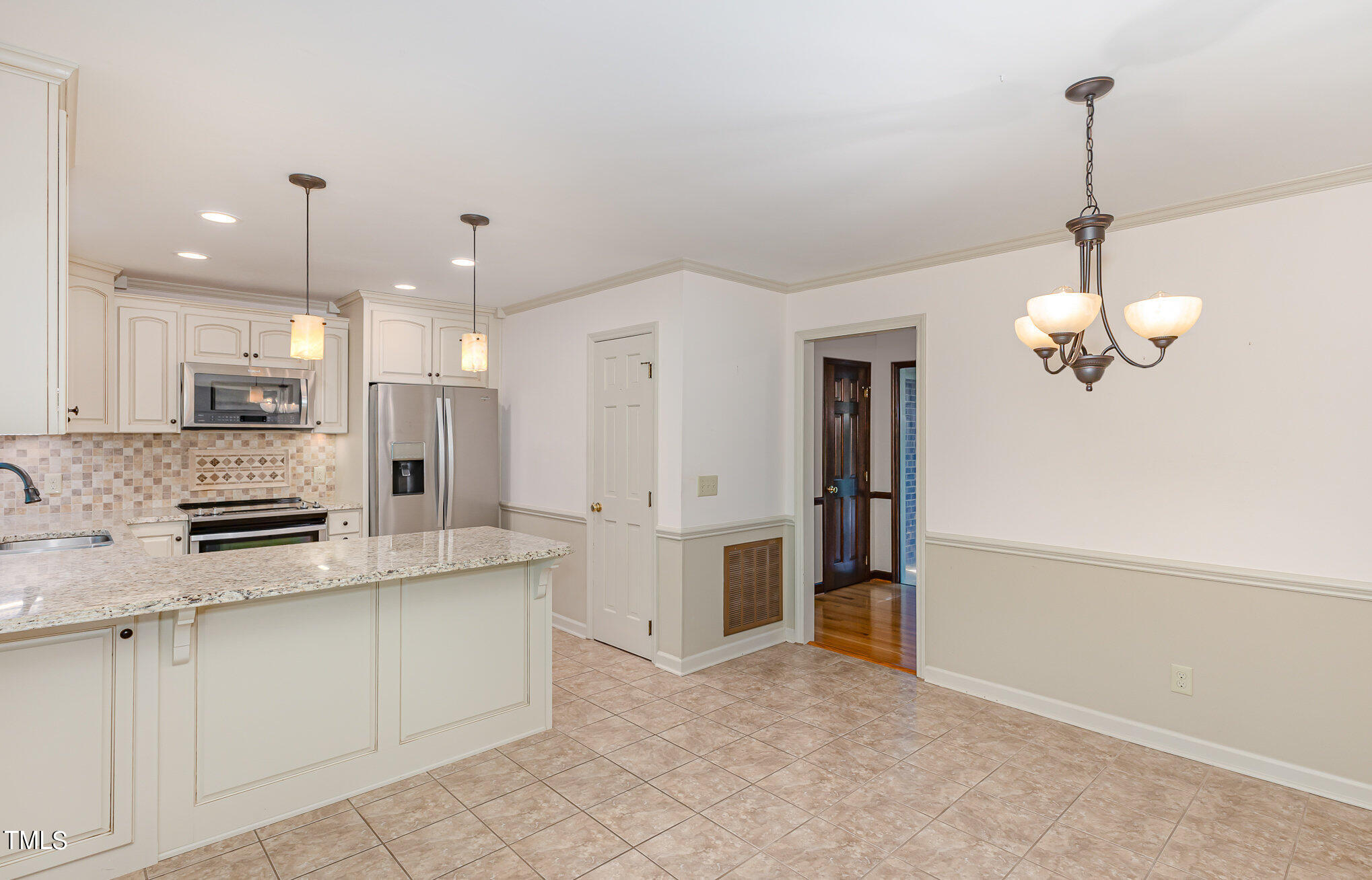 8204 Ashwood Drive Property Photo 12