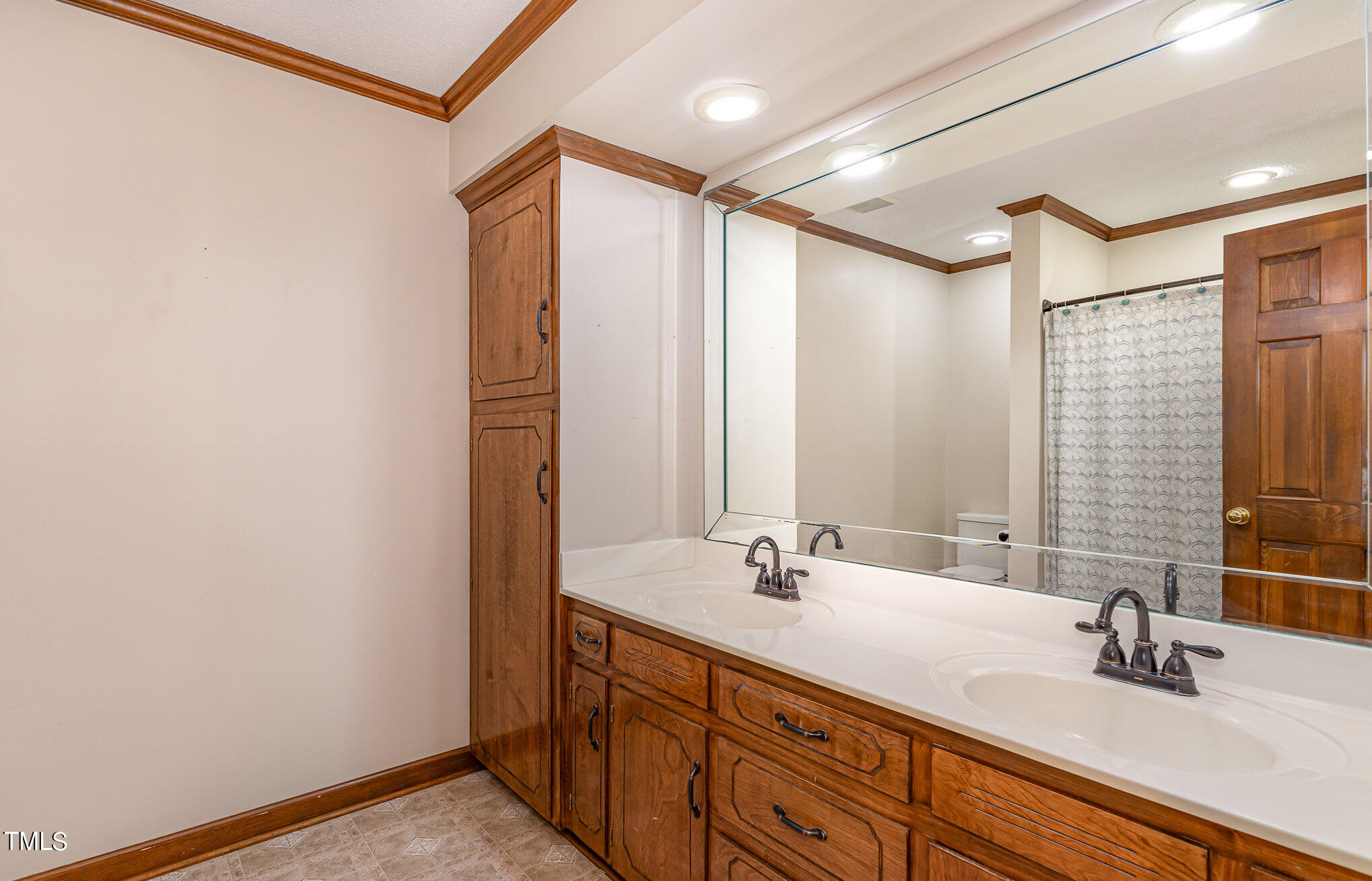 8204 Ashwood Drive Property Photo 23
