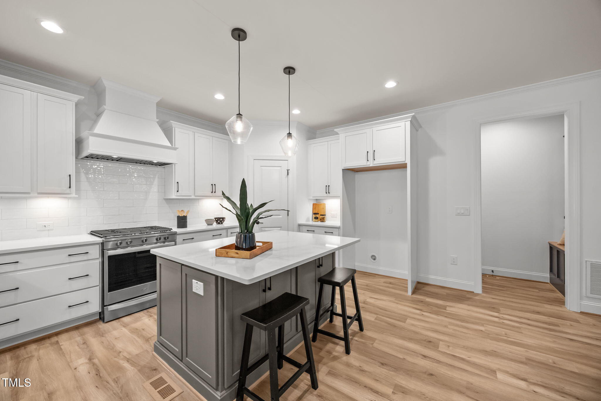 2621 Silver Gate Court Property Photo 6