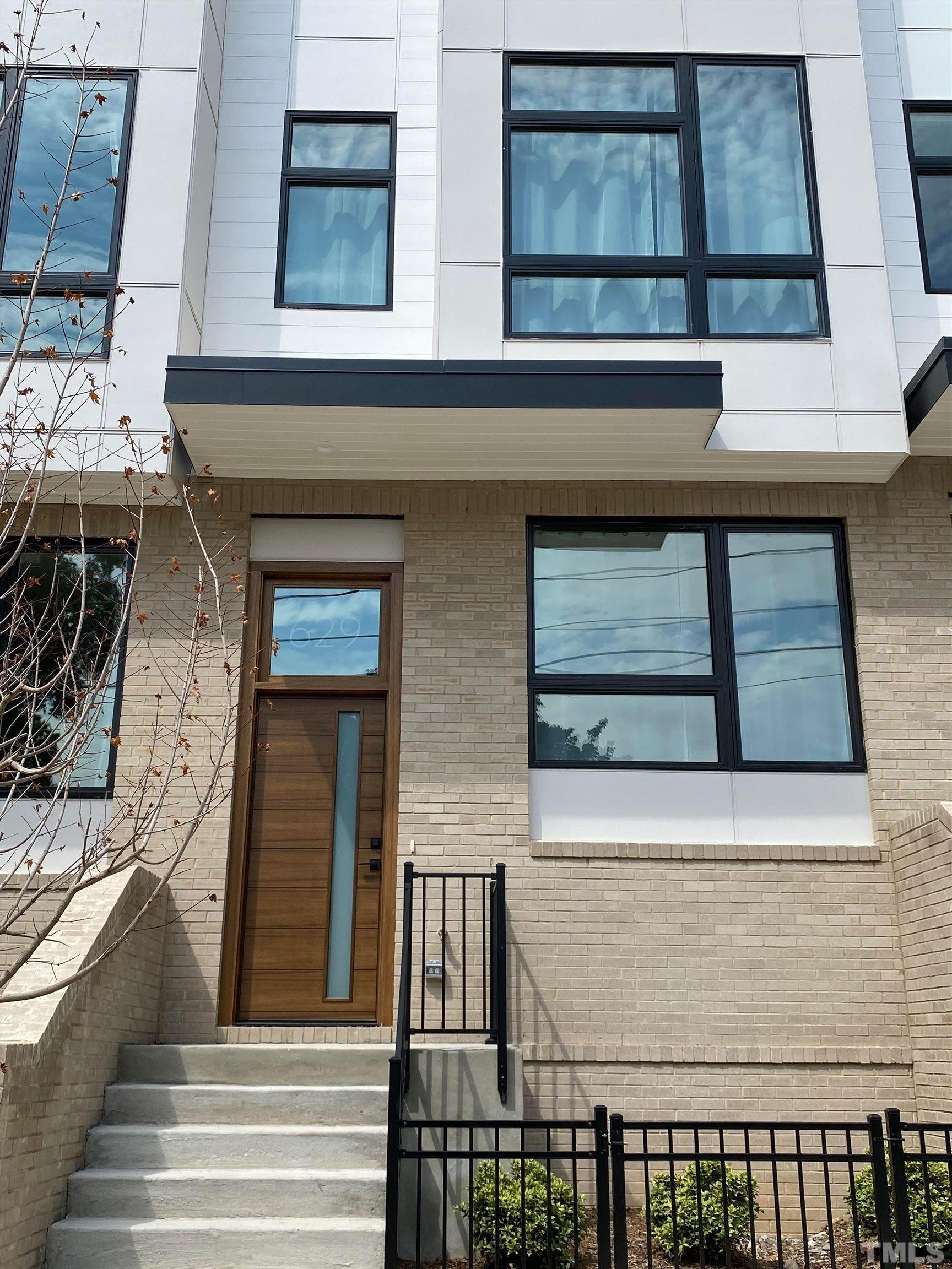 629 N Queen Street Property Photo 2