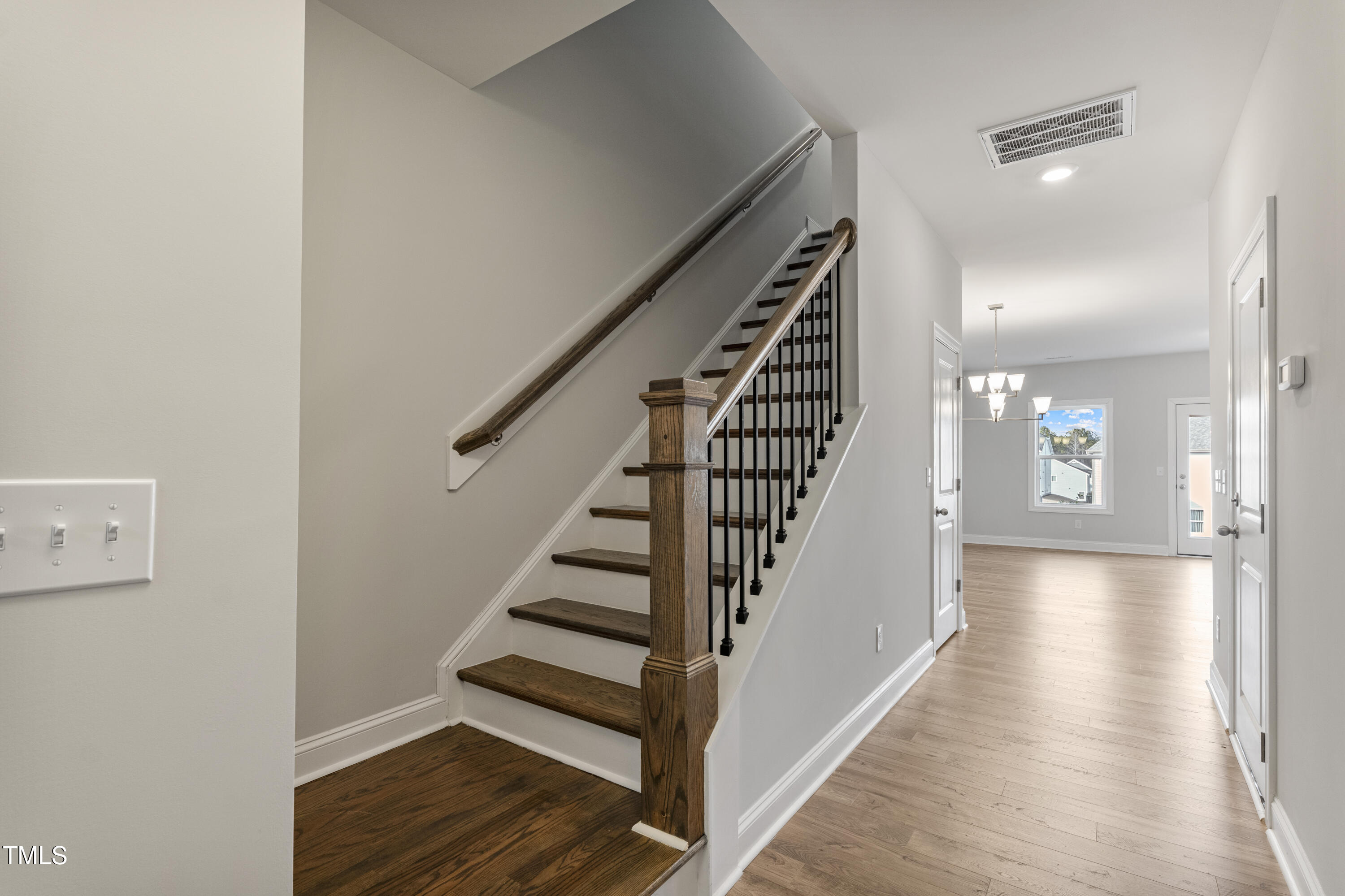 553 Eversden Drive Property Photo 3