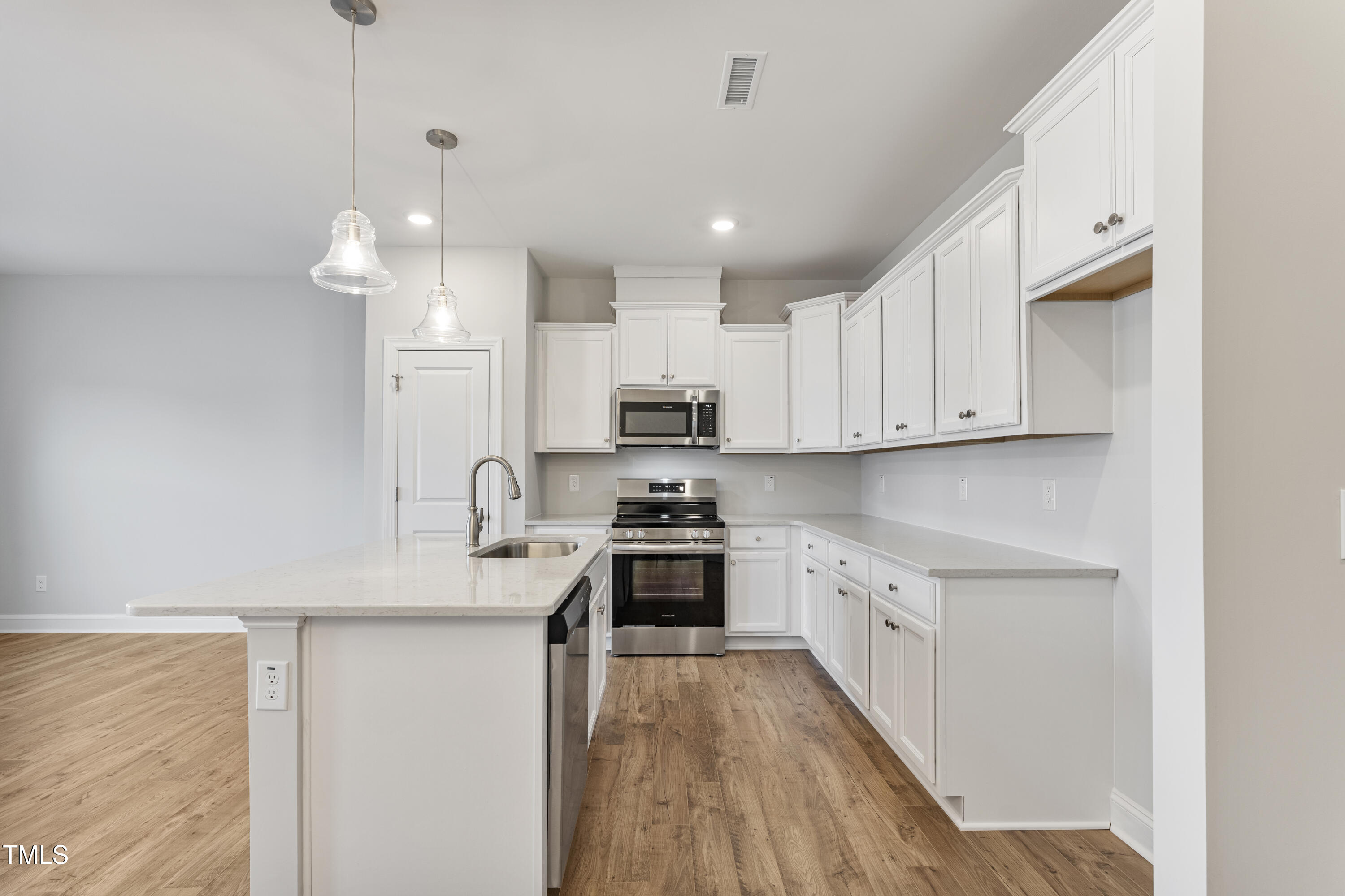 553 Eversden Drive Property Photo 4