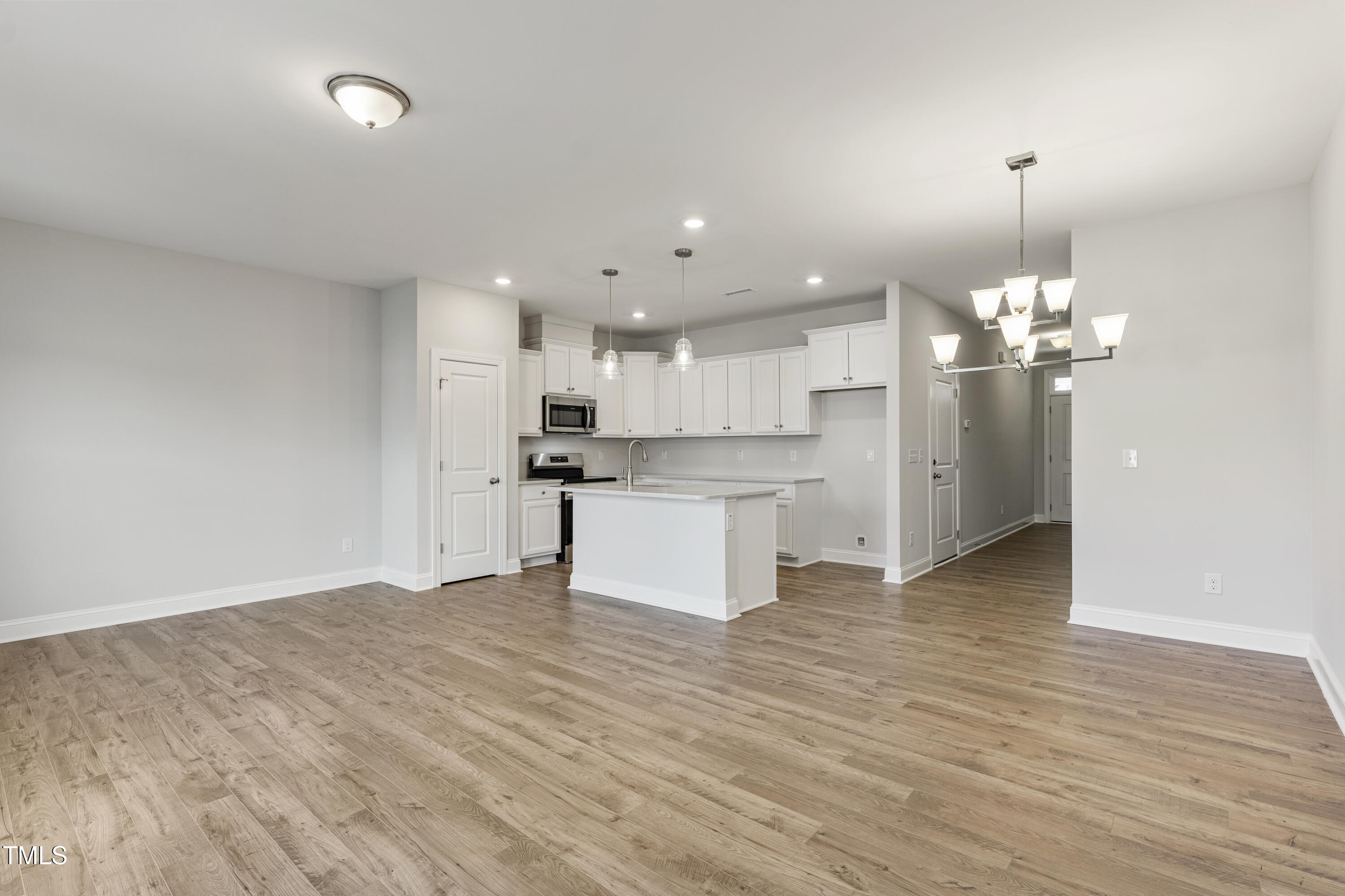 553 Eversden Drive Property Photo 8