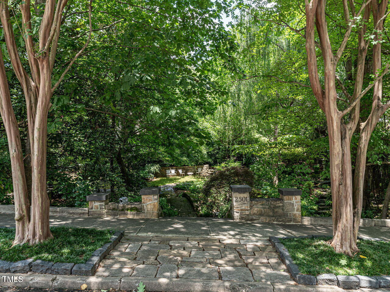 2501 Kenmore Drive Property Photo 3