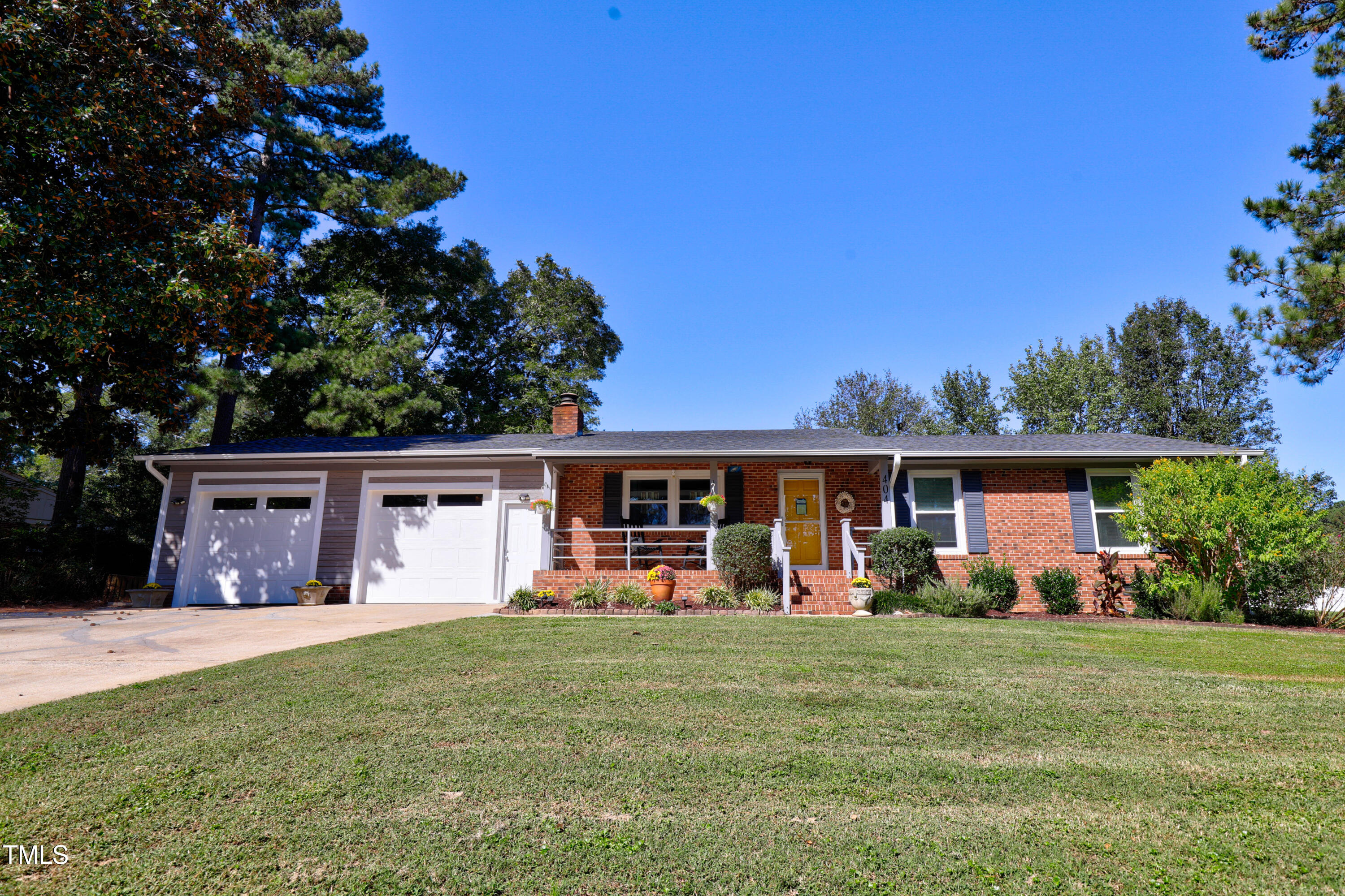 404 Lakeside Drive Property Photo 1