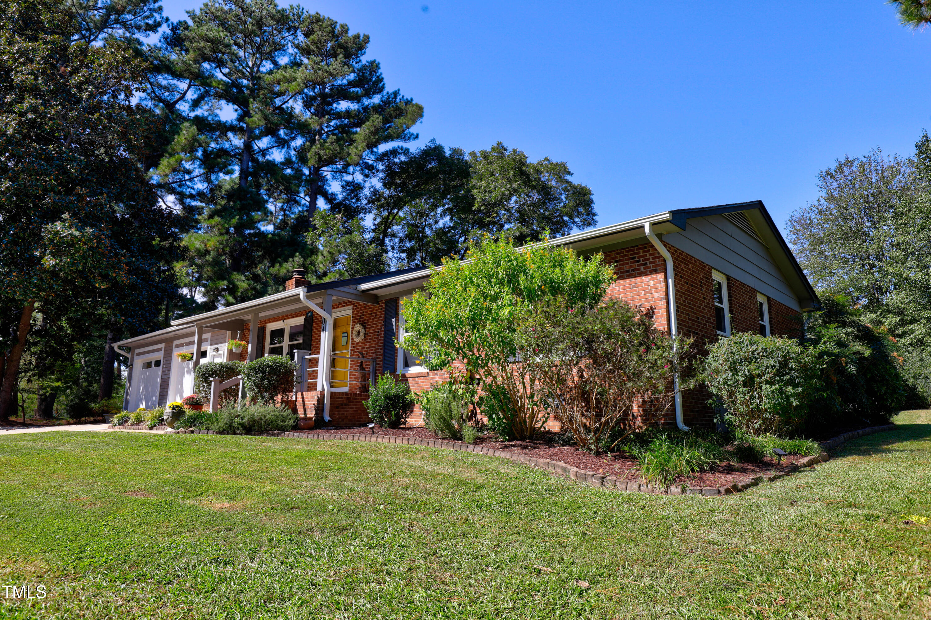 404 Lakeside Drive Property Photo 2