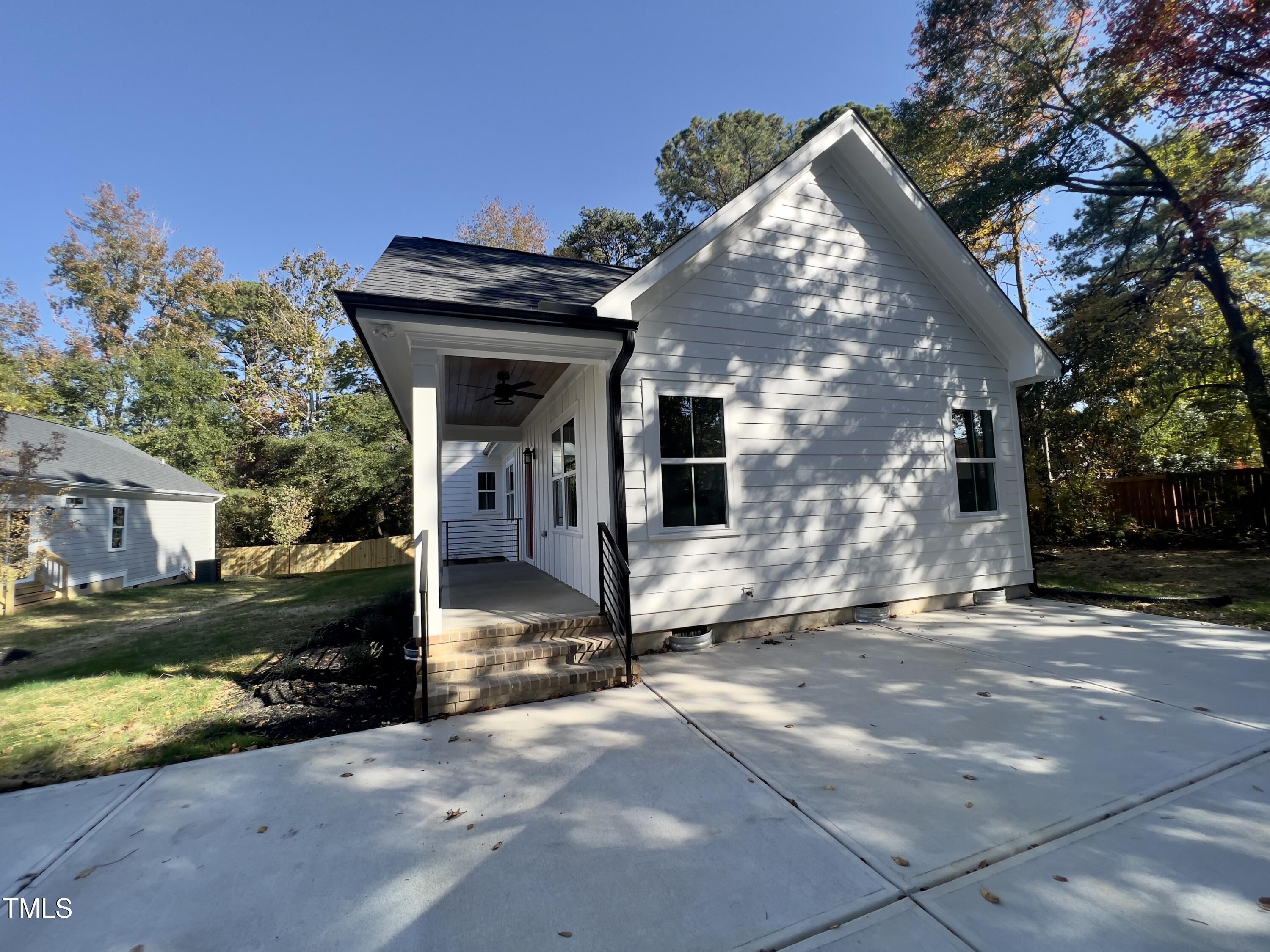 2710 - A Mansfield Avenue Property Photo 3
