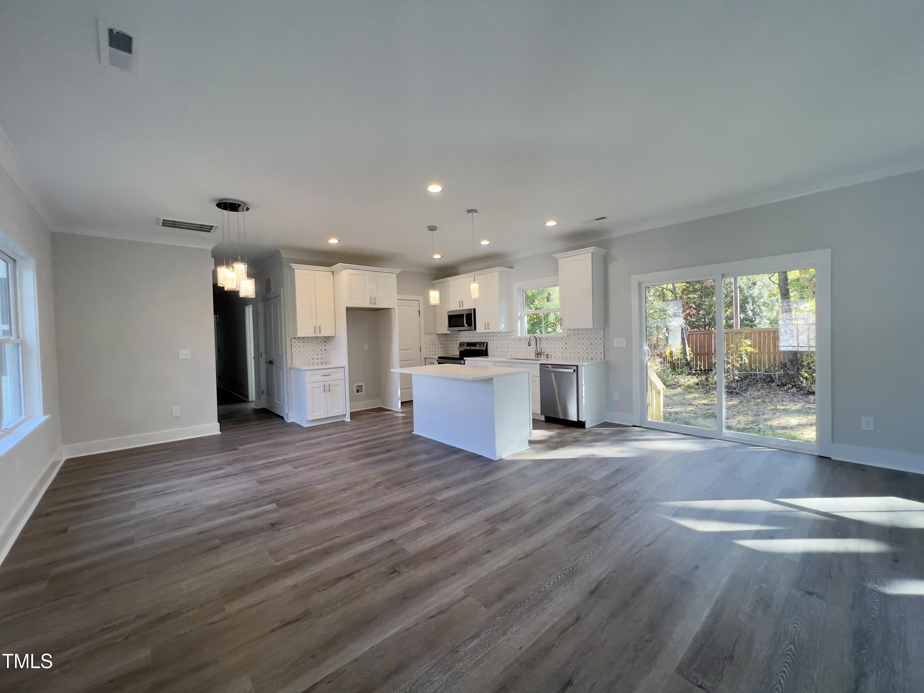 2710 - A Mansfield Avenue Property Photo 4