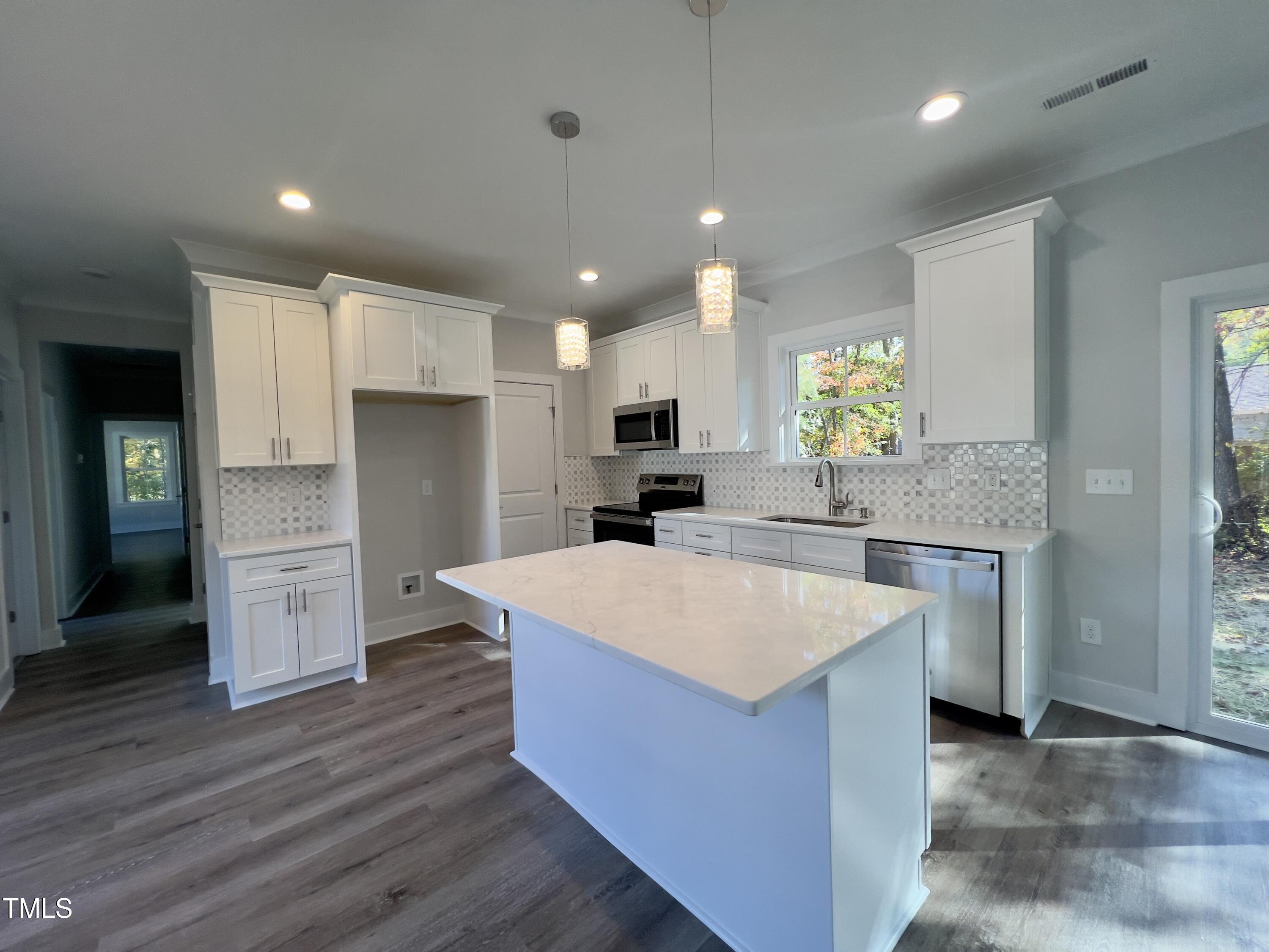 2710 - A Mansfield Avenue Property Photo 6