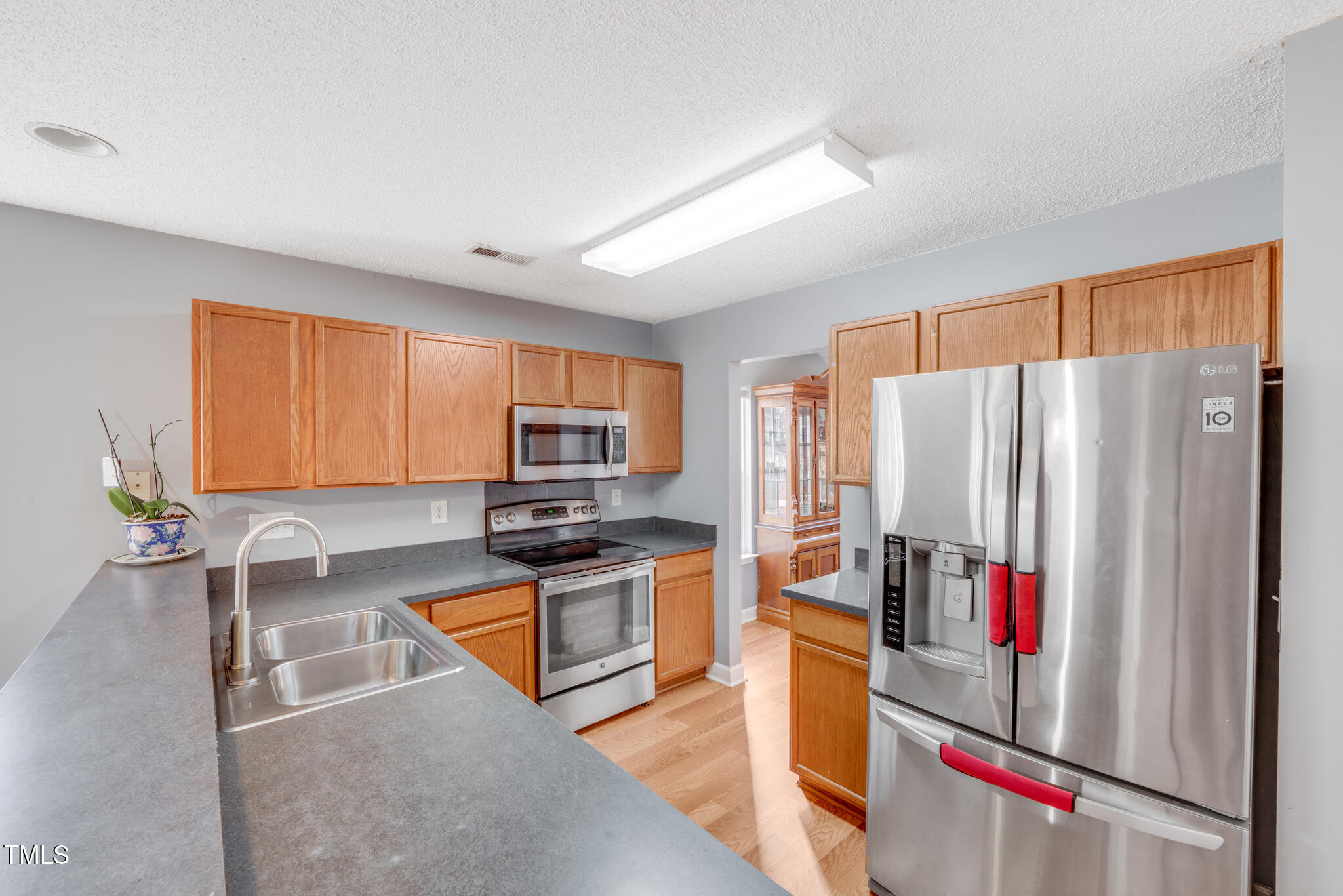7633 Shiny Meadow Lane Property Photo 6