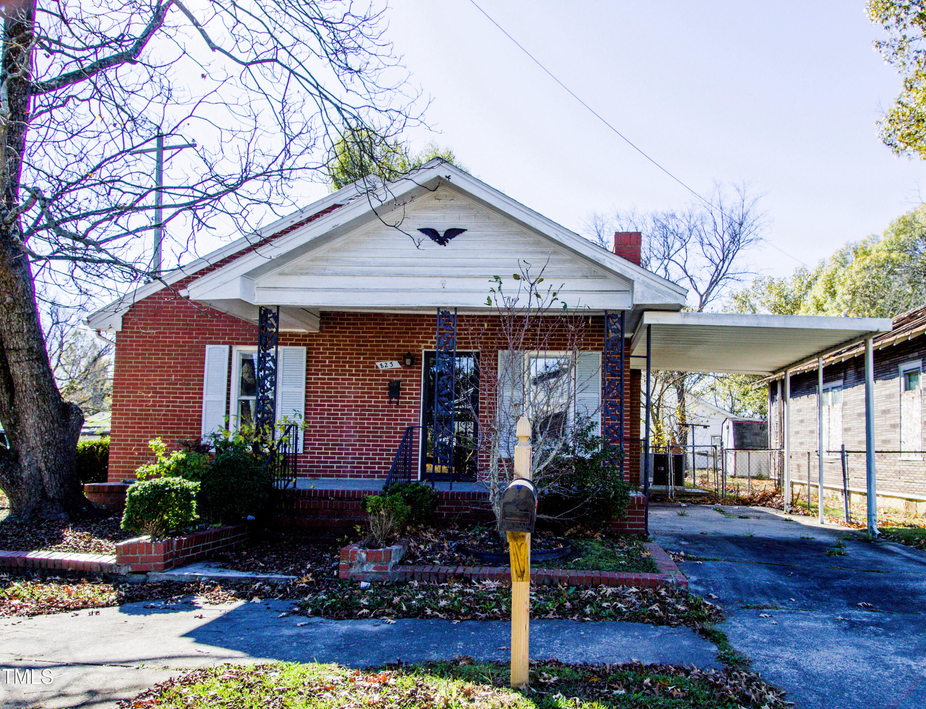 823 E Holly Street Property Photo