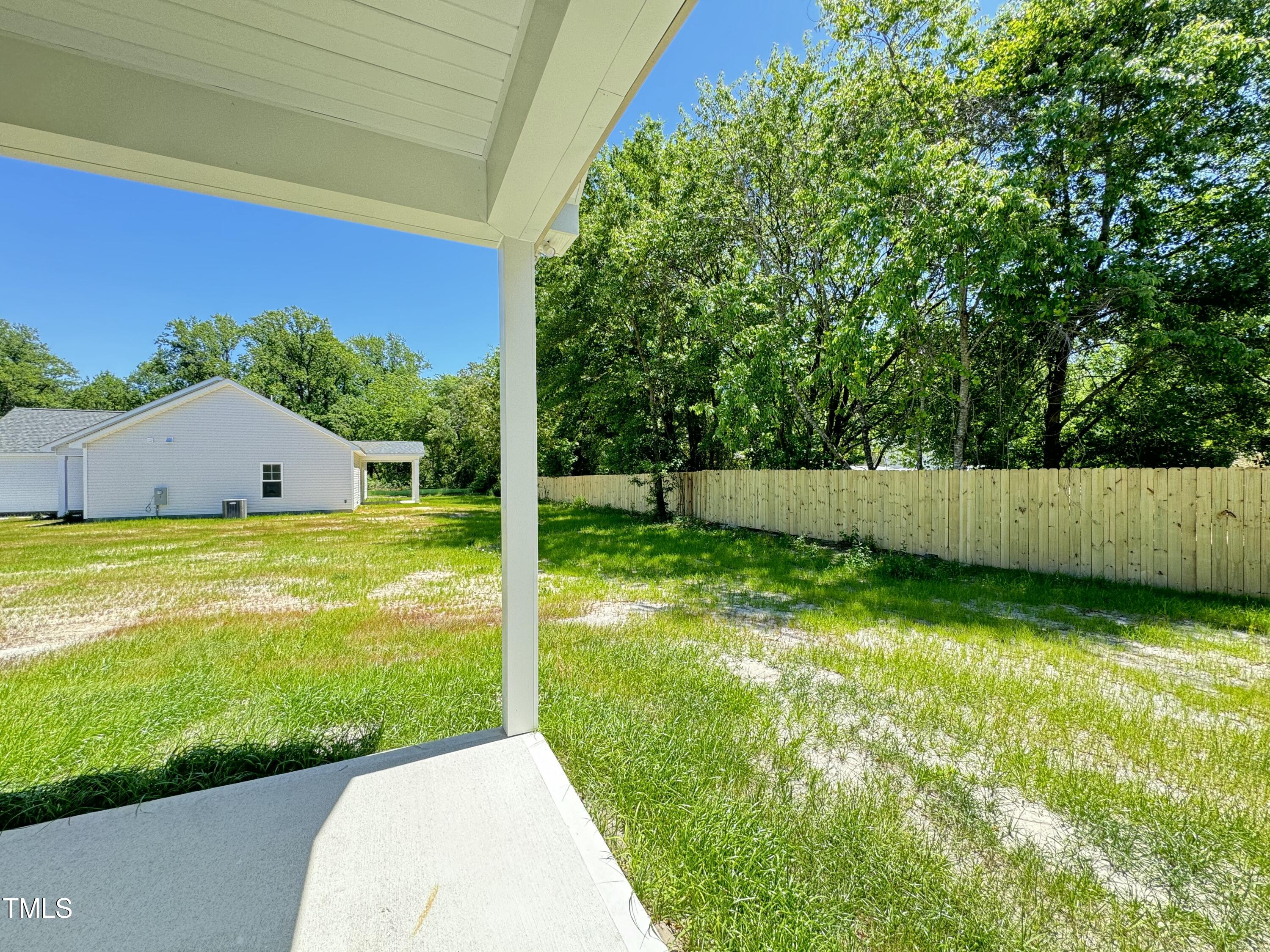 112 E Sillinger Drive Property Photo 3